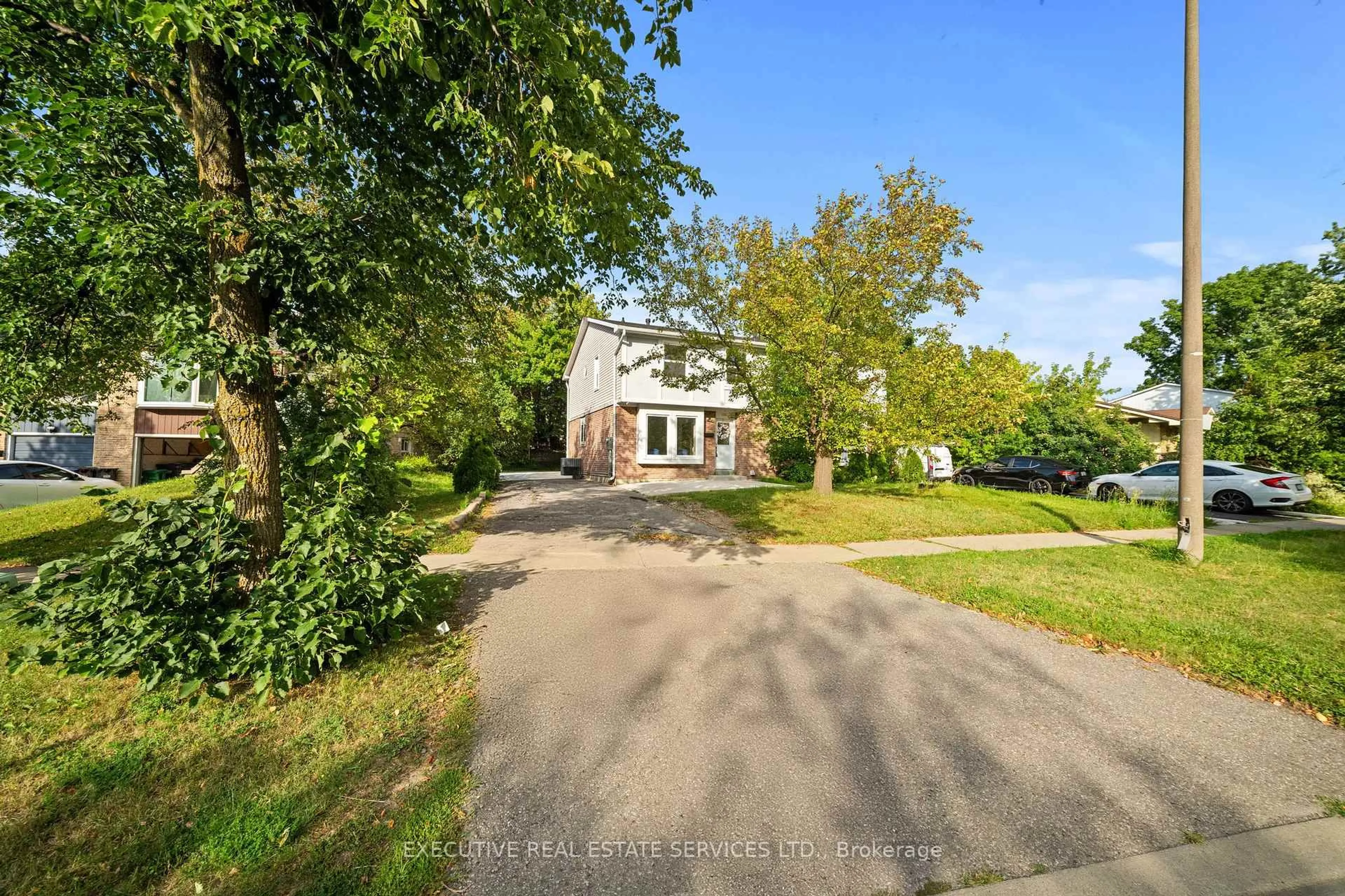 A pic from outside/outdoor area/front of a property/back of a property/a pic from drone, street for 100 Centre St, Brampton Ontario L6V 2Z3