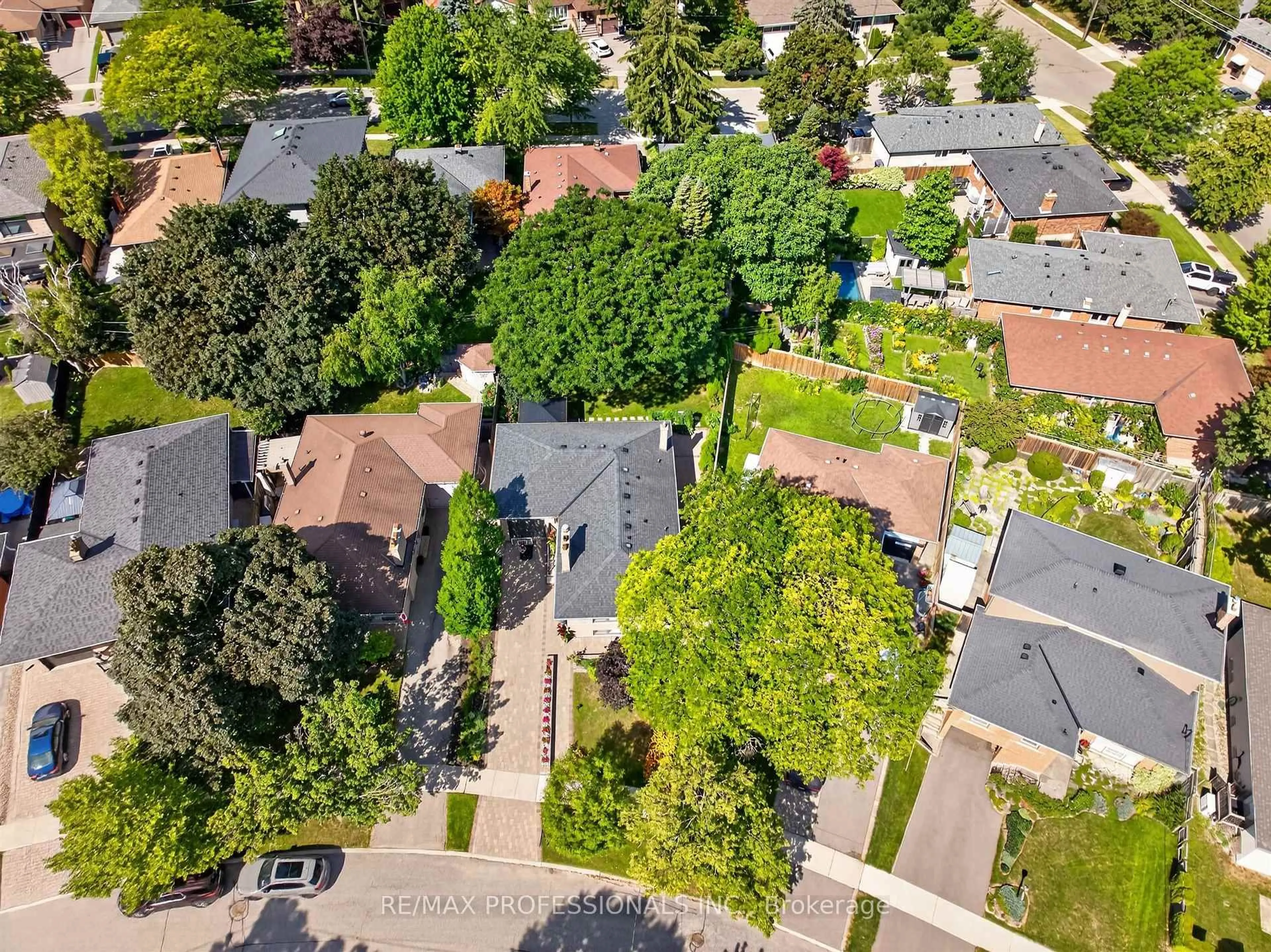 A pic from outside/outdoor area/front of a property/back of a property/a pic from drone, street for 57 Merrygale Cres, Toronto Ontario M9B 5N9