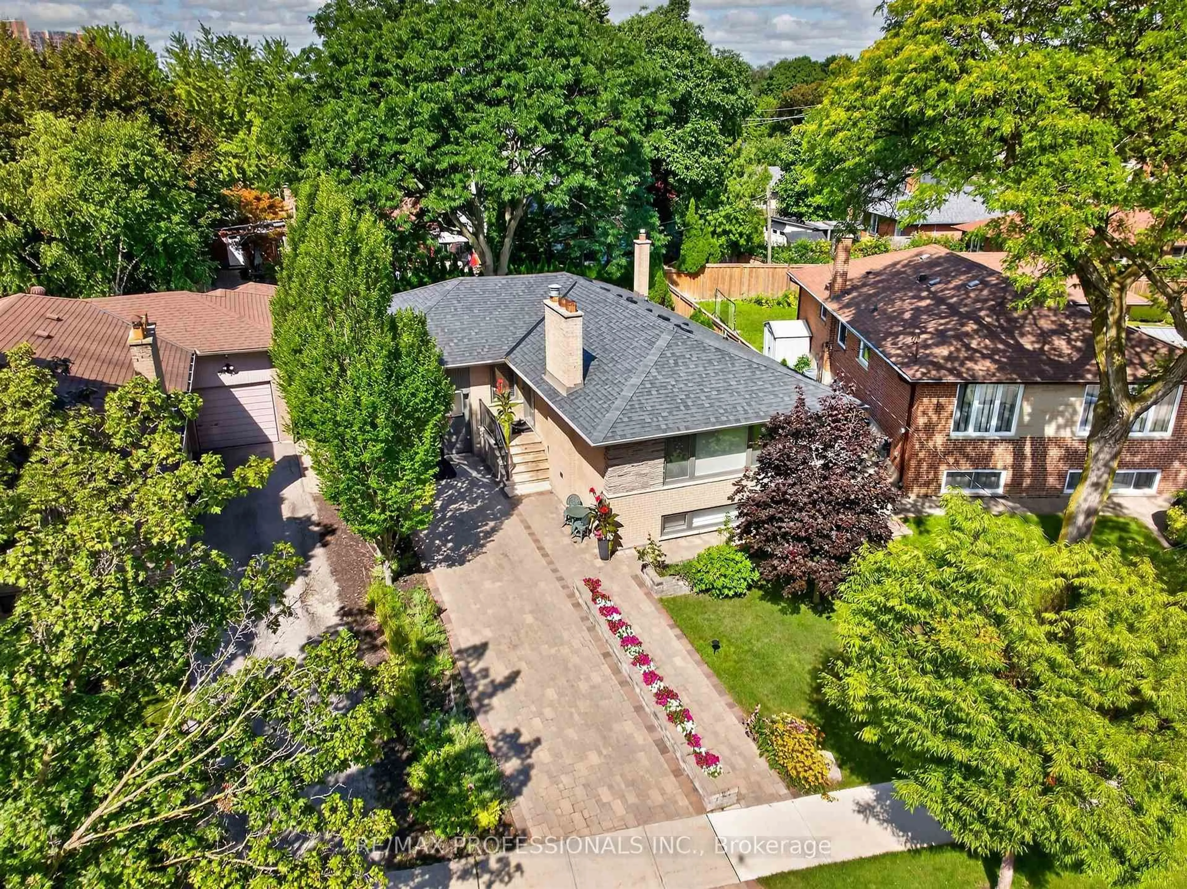 A pic from outside/outdoor area/front of a property/back of a property/a pic from drone, street for 57 Merrygale Cres, Toronto Ontario M9B 5N9