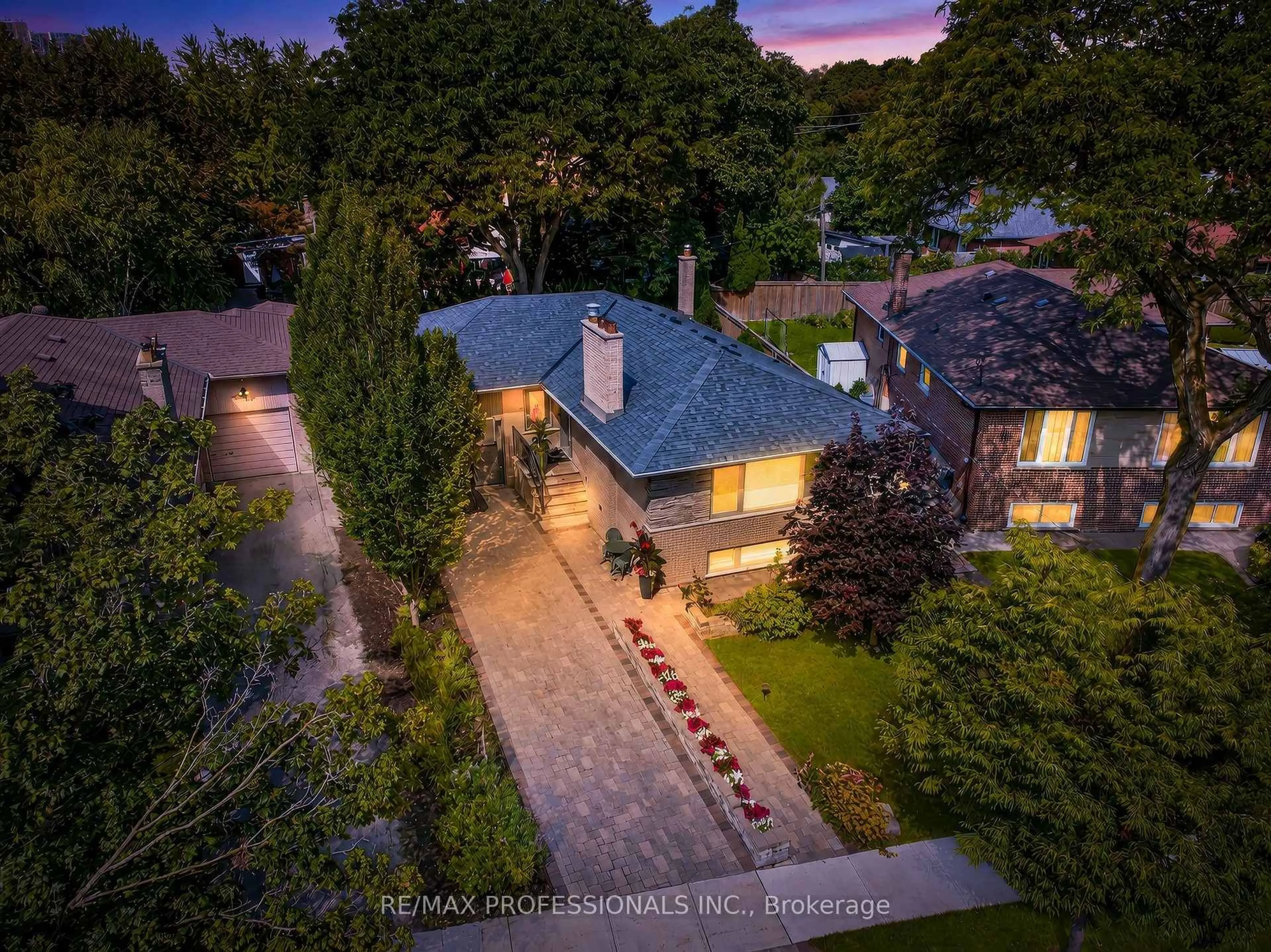 A pic from outside/outdoor area/front of a property/back of a property/a pic from drone, street for 57 Merrygale Cres, Toronto Ontario M9B 5N9
