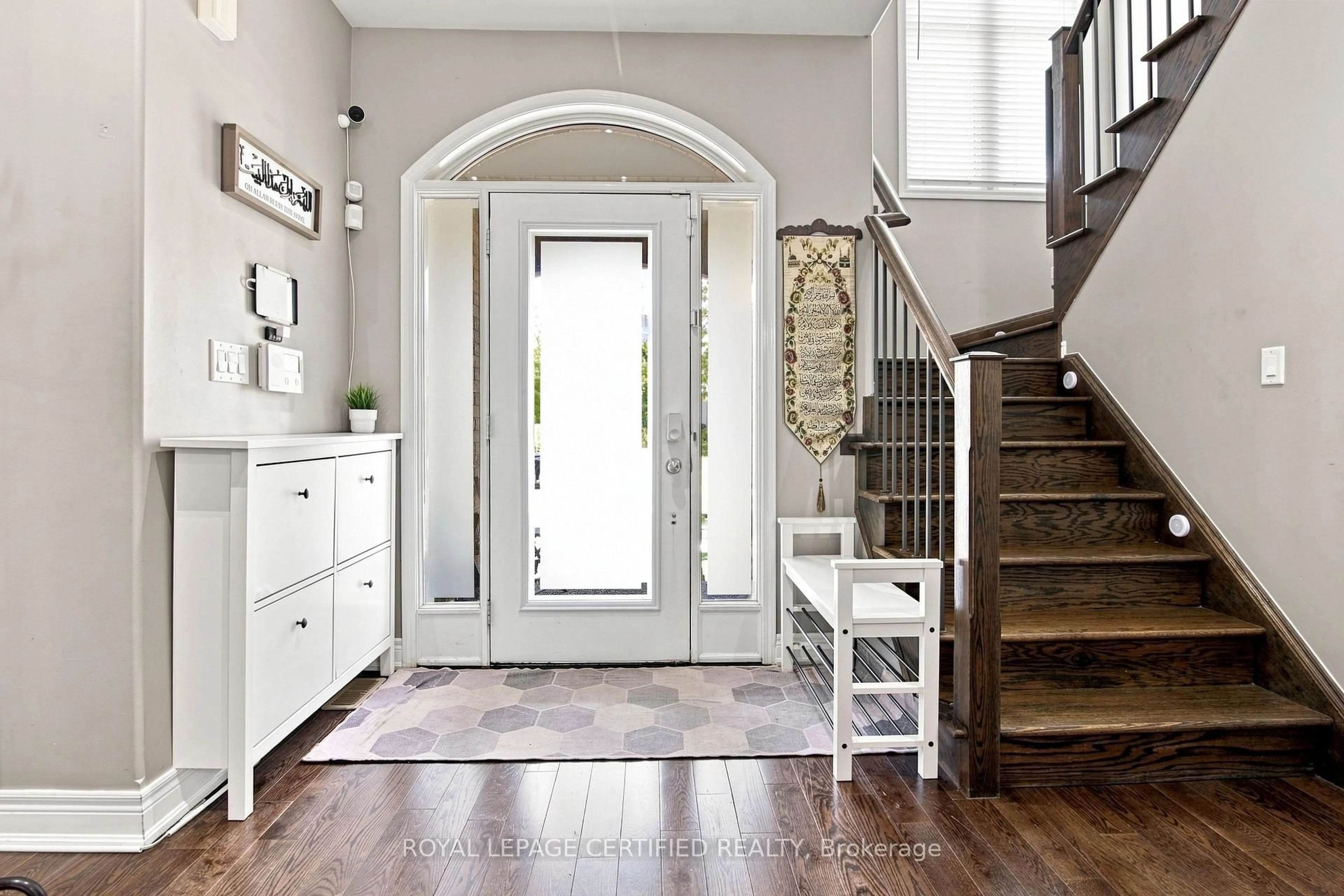 Indoor entryway for 146 Willet Terr, Milton Ontario L9T 1M5