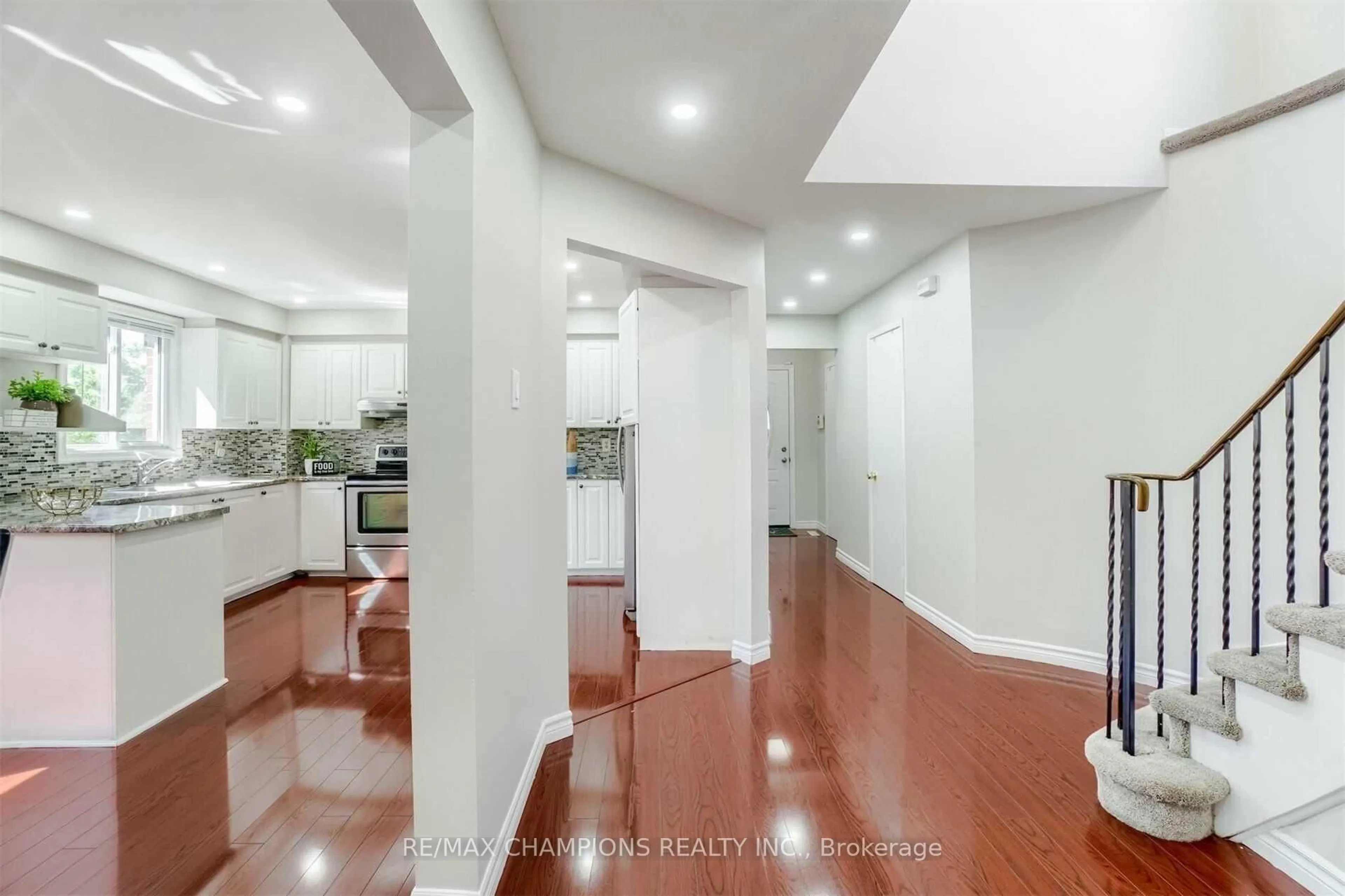 Indoor foyer for 60 Banting Cres, Brampton Ontario L6Y 2K9