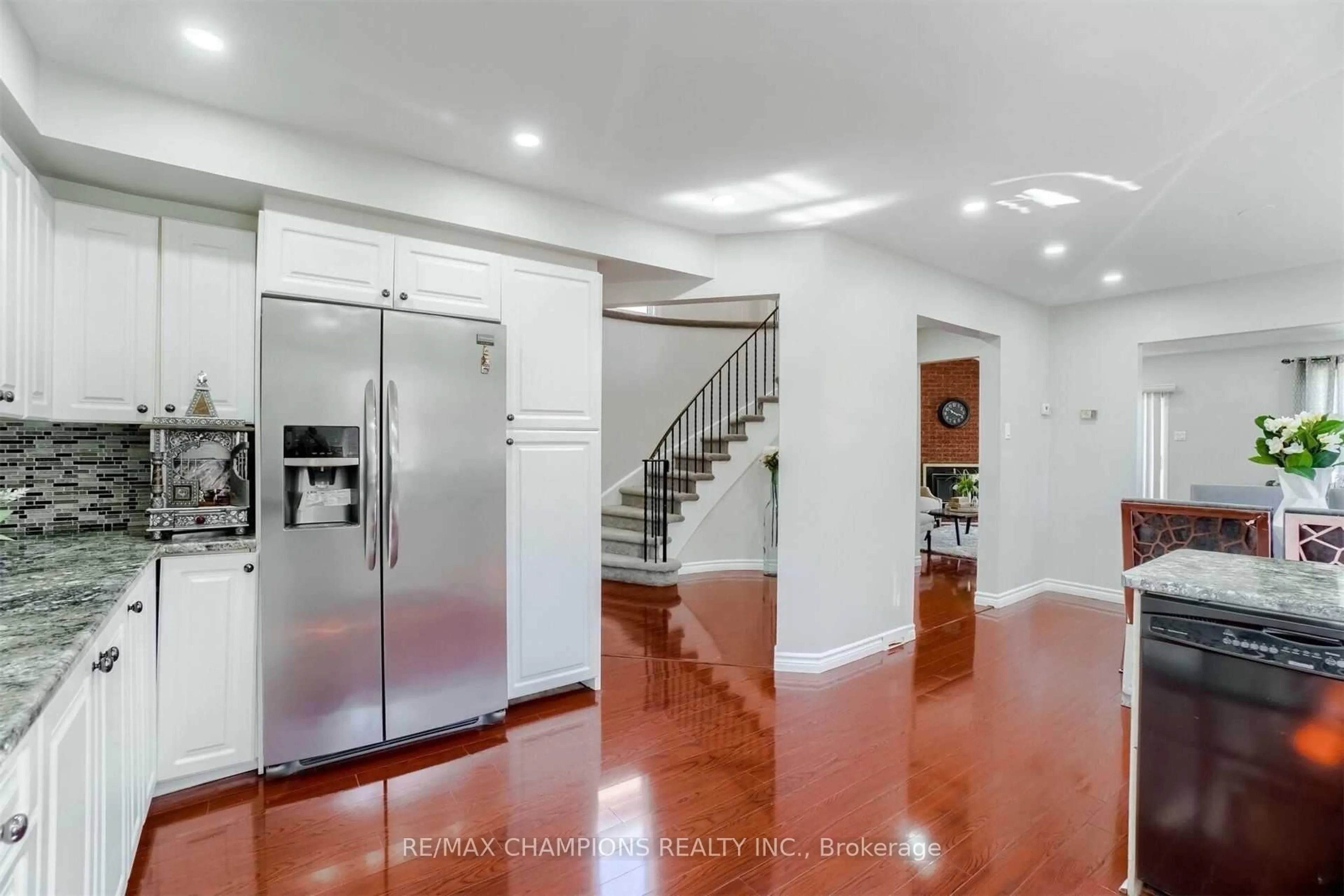 Indoor foyer for 60 Banting Cres, Brampton Ontario L6Y 2K9