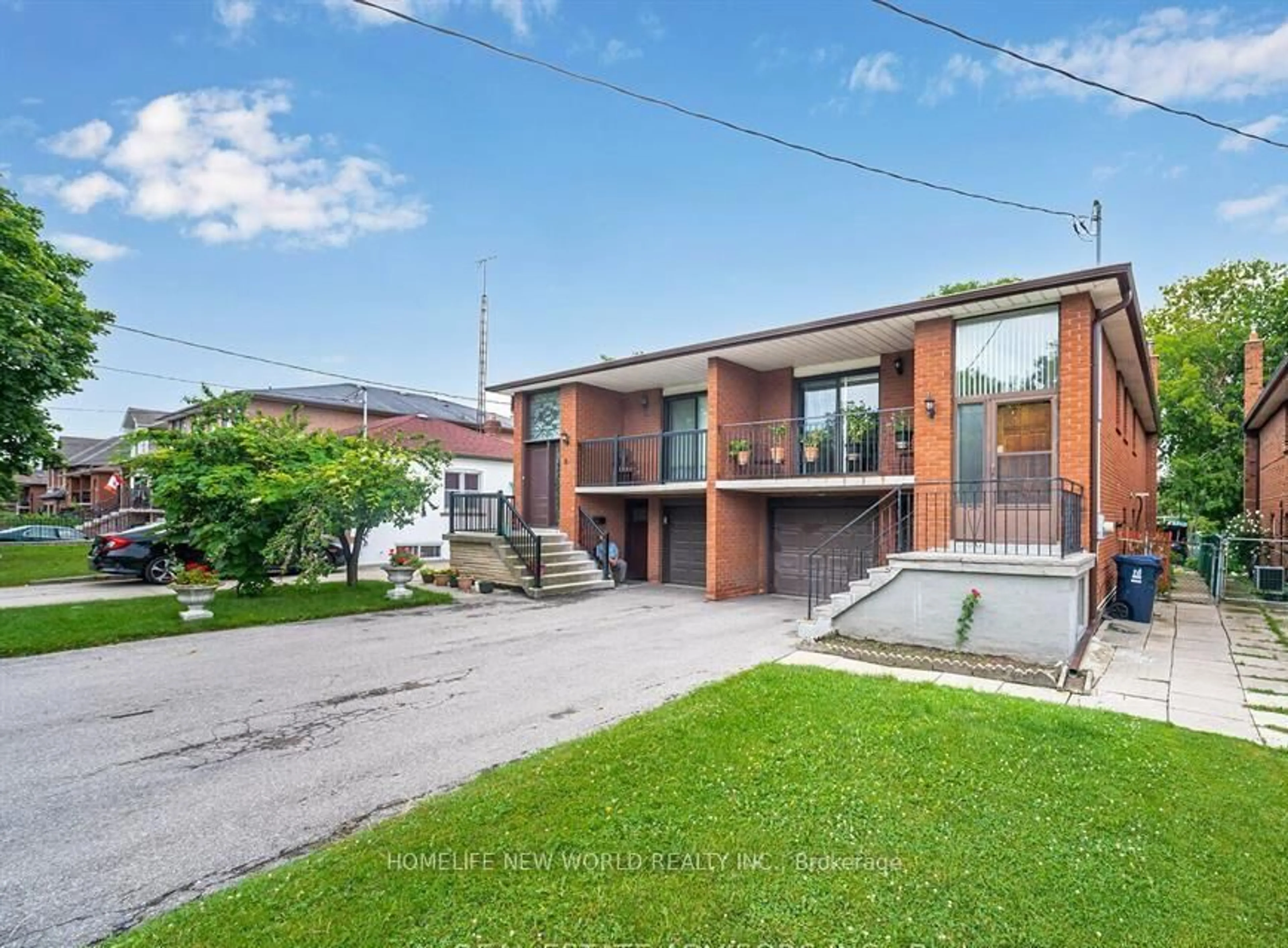 A pic from outside/outdoor area/front of a property/back of a property/a pic from drone, street for 6 Privet Rd, Toronto Ontario M3M 1C1