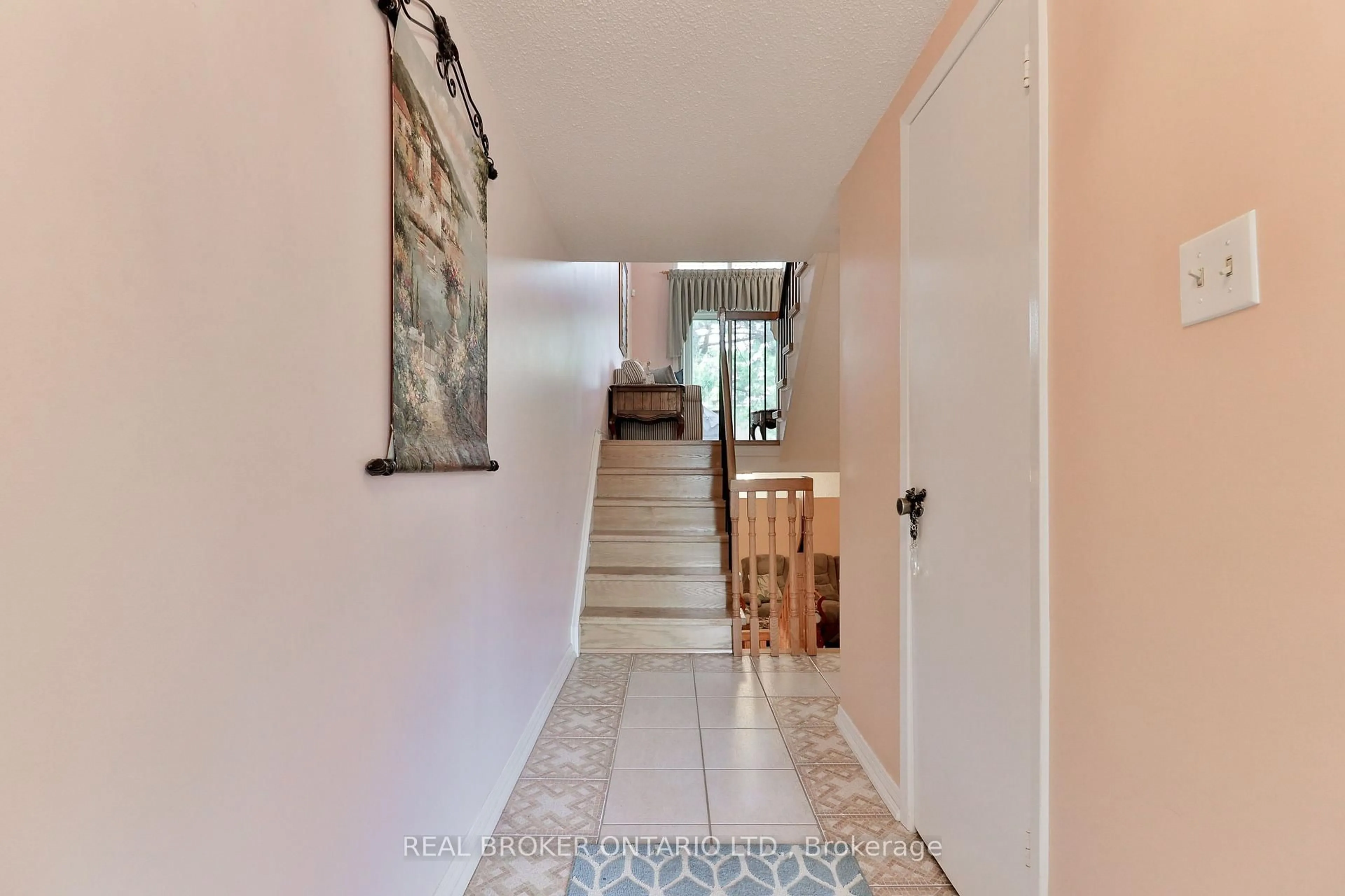Indoor foyer for 1764 Rathburn Rd #16, Mississauga Ontario L4W 2N8