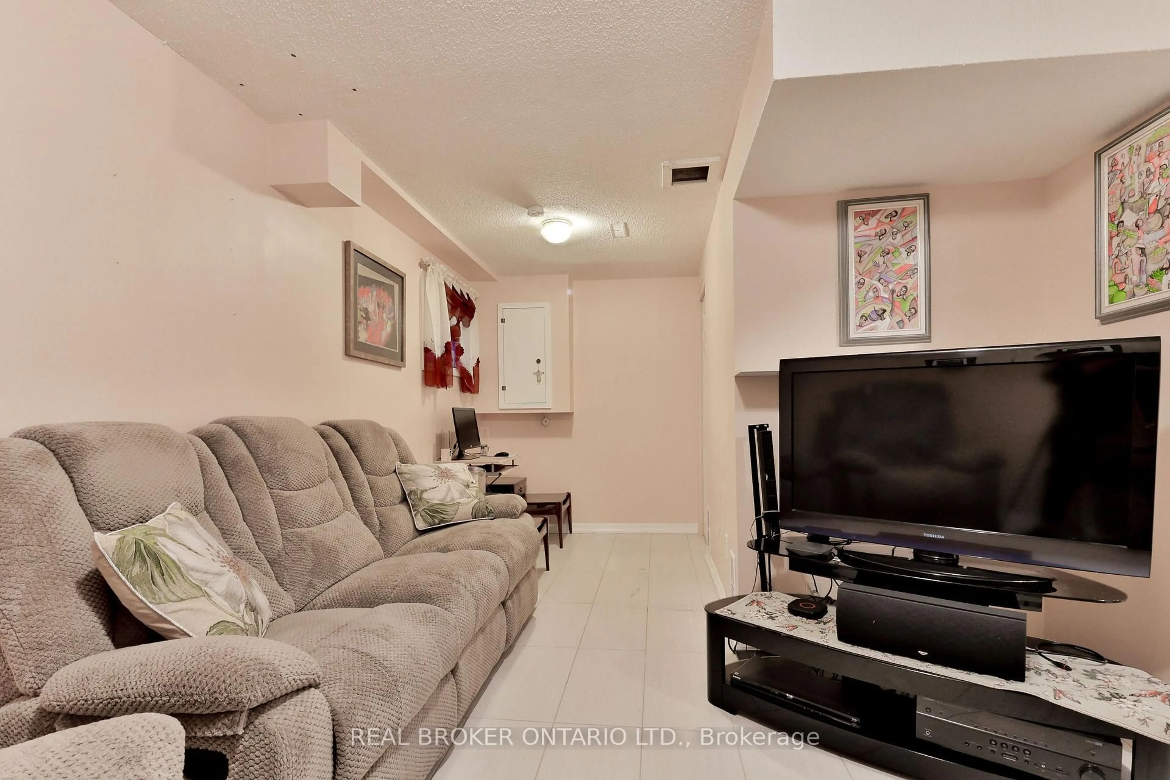 Living room with furniture, unknown for 1764 Rathburn Rd #16, Mississauga Ontario L4W 2N8