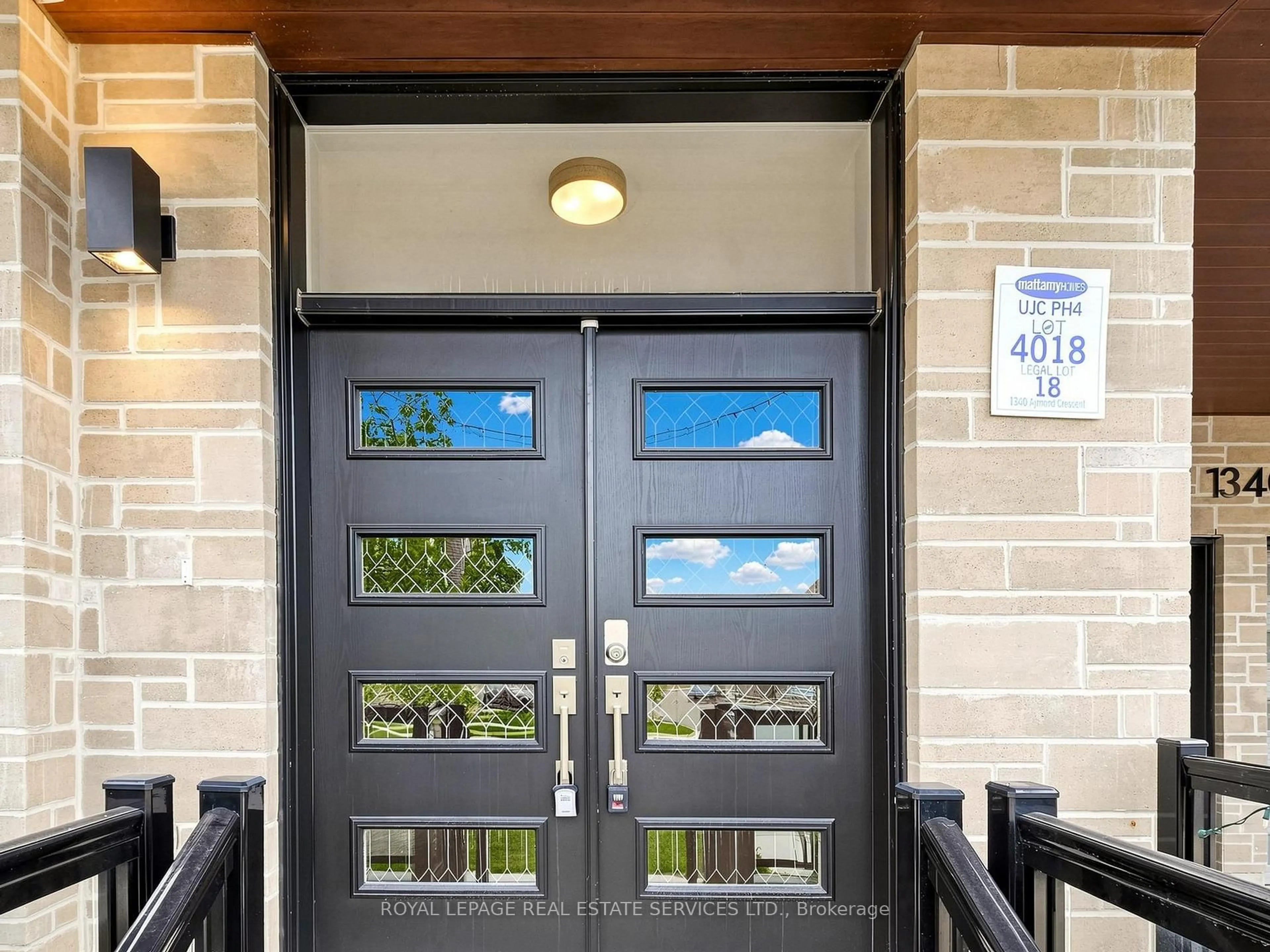 Indoor entryway for 1340 Aymond Cres, Oakville Ontario L6H 7W8