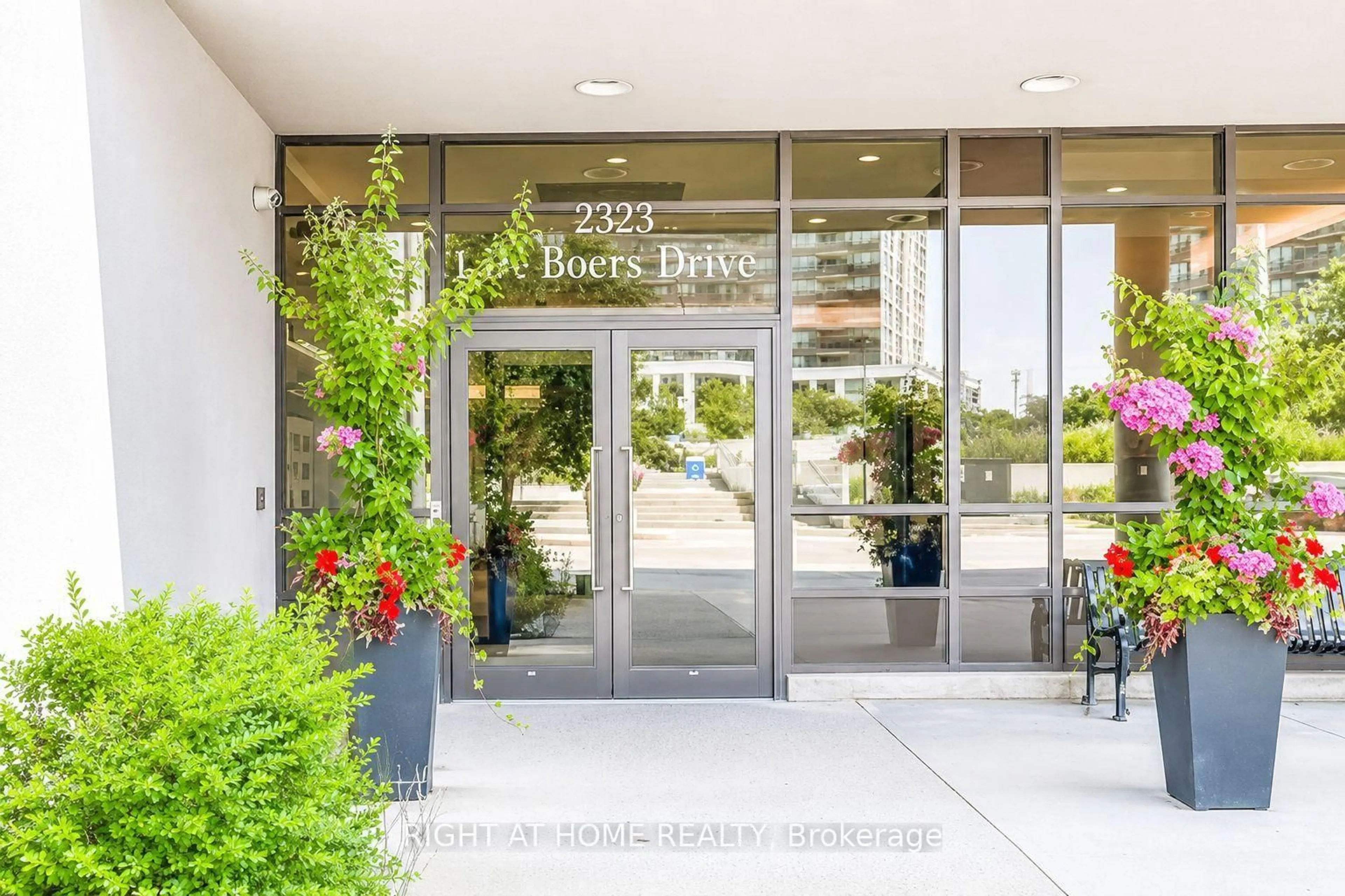 Indoor foyer for 1 De Boers Dr #608, Toronto Ontario M3J 0G6