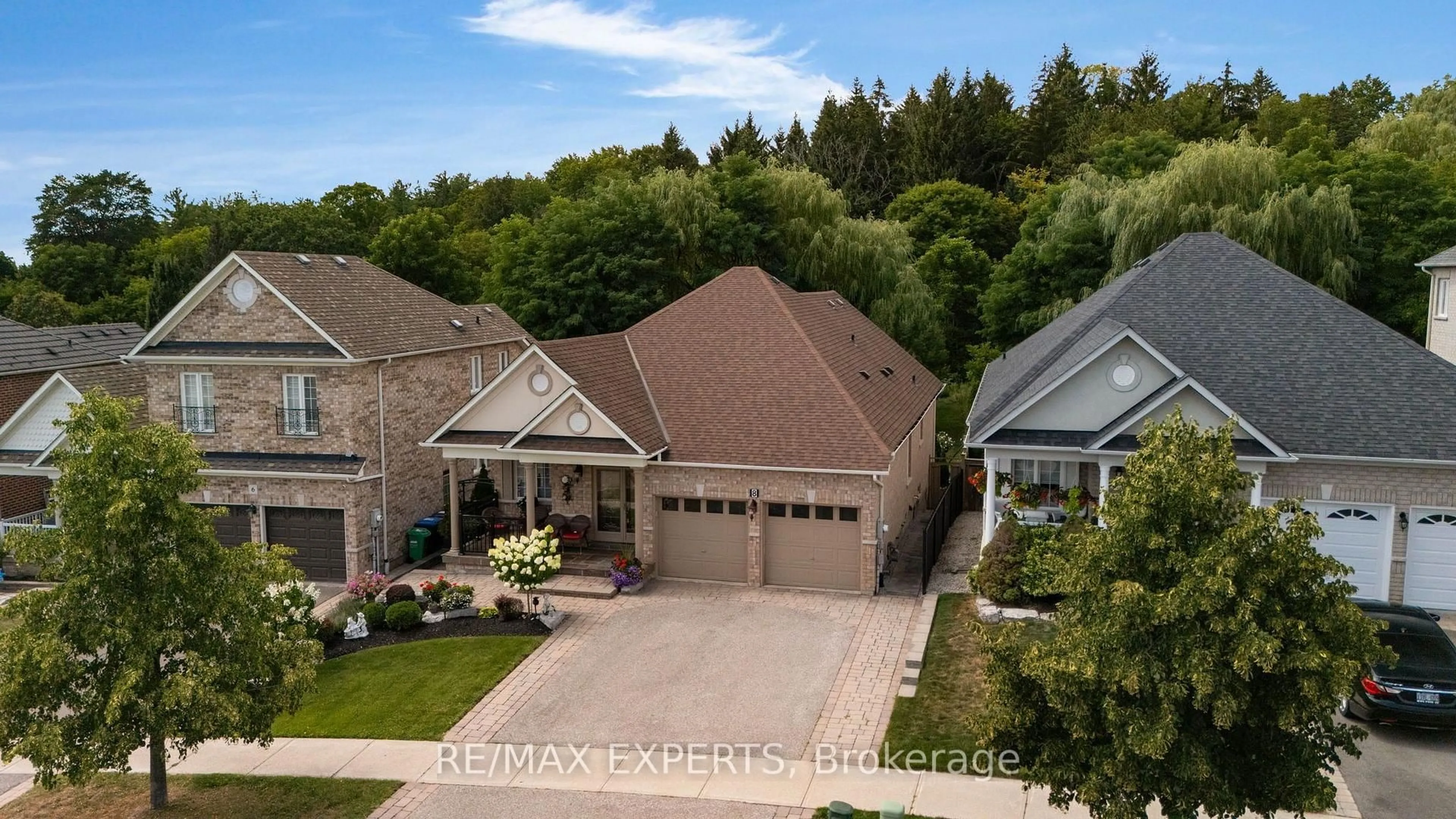 A pic from outside/outdoor area/front of a property/back of a property/a pic from drone, street for 8 Evans Rdge, Caledon Ontario L7E 2Z2