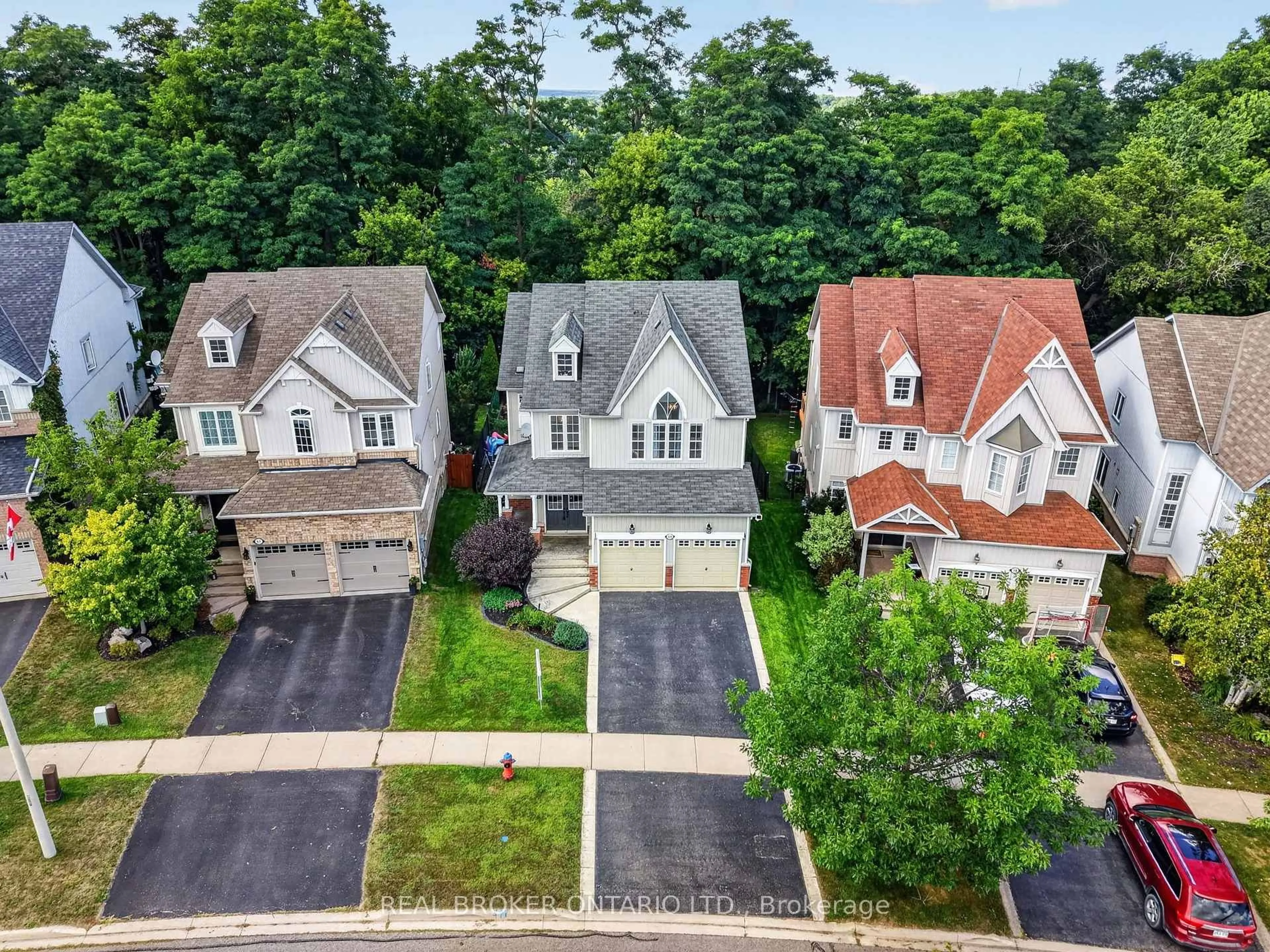 A pic from outside/outdoor area/front of a property/back of a property/a pic from drone, street for 60 Meadowglen Blvd, Halton Hills Ontario L7G 0B7