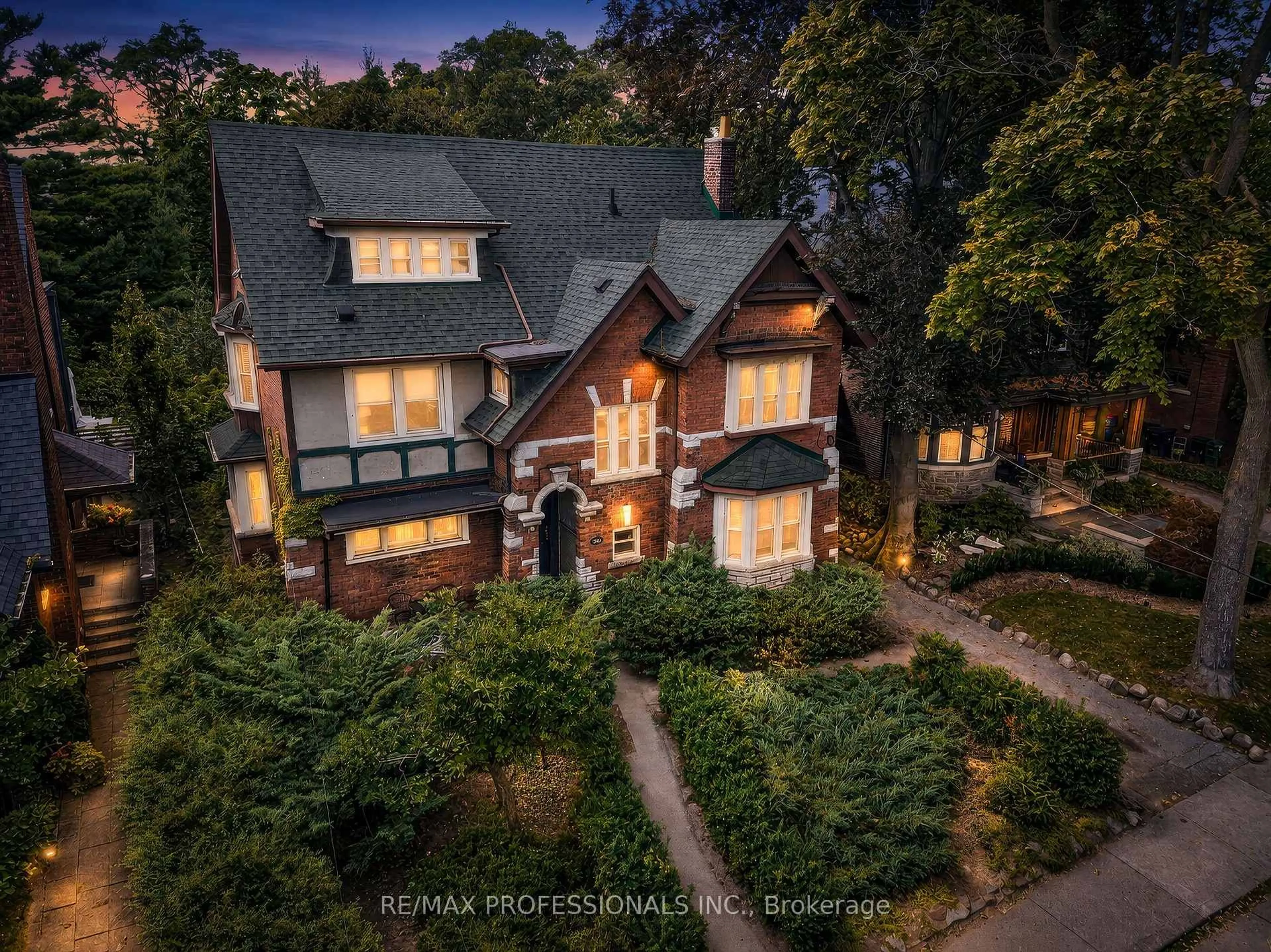 A pic from outside/outdoor area/front of a property/back of a property/a pic from drone, street for 284 Indian Rd, Toronto Ontario M6R 2X2