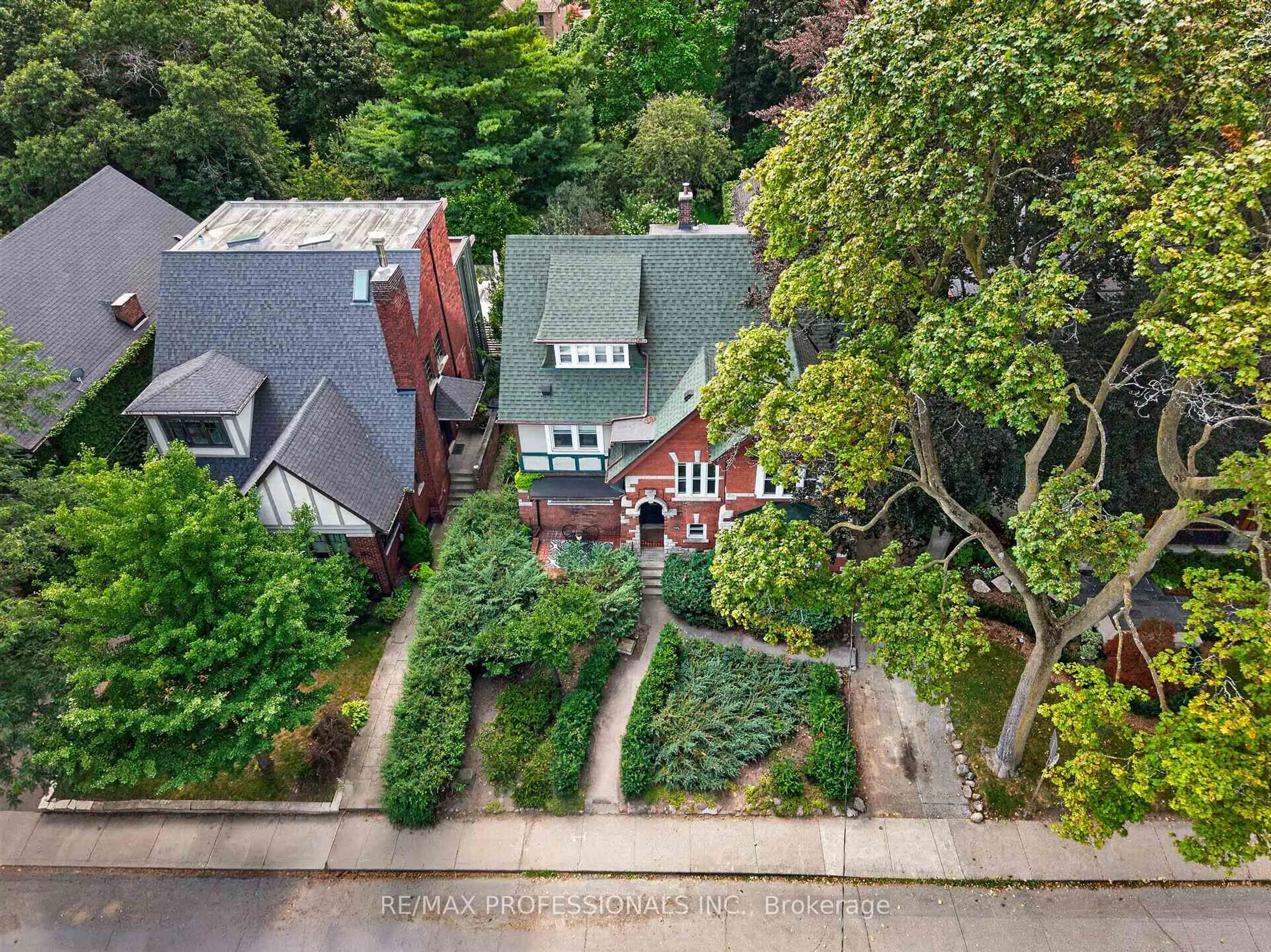 A pic from outside/outdoor area/front of a property/back of a property/a pic from drone, street for 284 Indian Rd, Toronto Ontario M6R 2X2