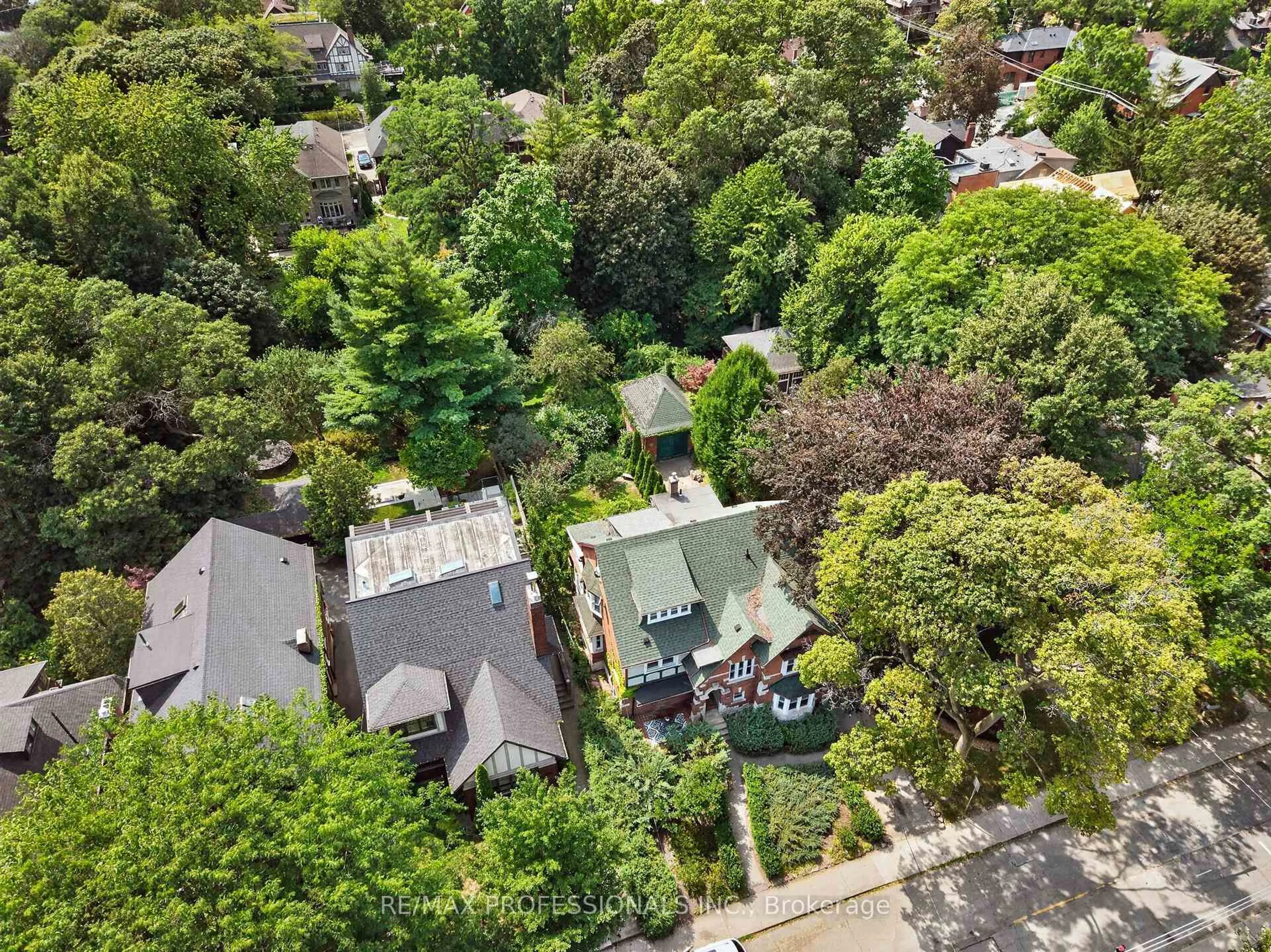 A pic from outside/outdoor area/front of a property/back of a property/a pic from drone, city buildings view from balcony for 284 Indian Rd, Toronto Ontario M6R 2X2