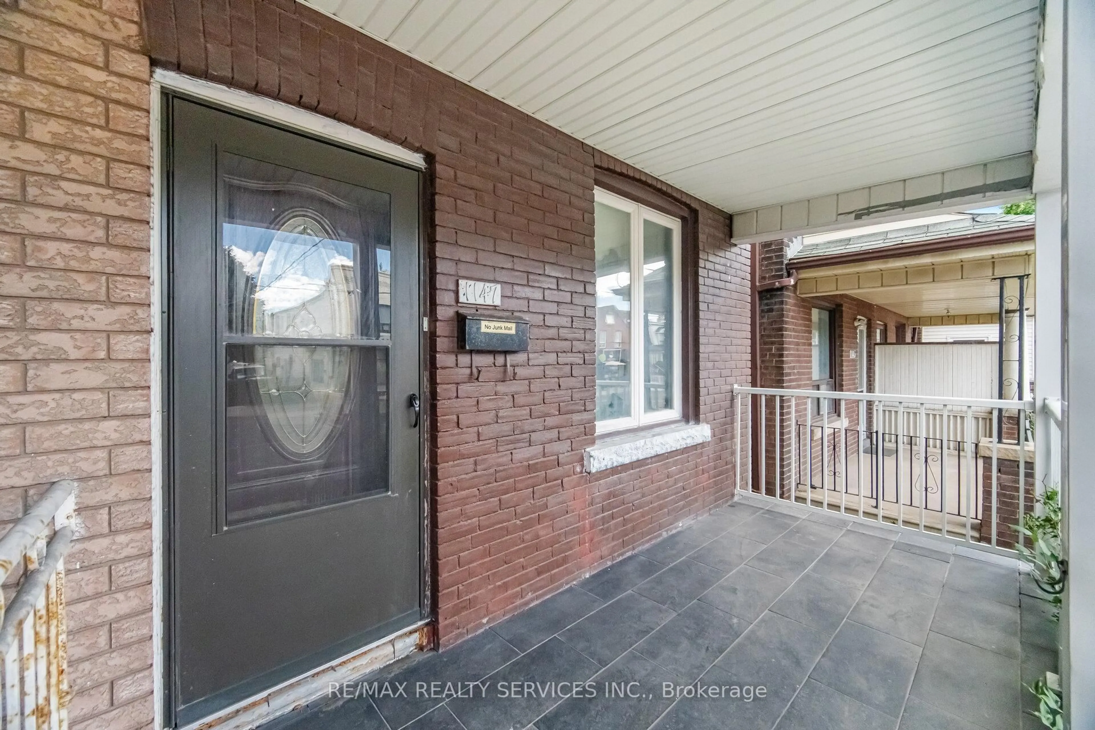 Indoor entryway for 1147 Dufferin St, Toronto Ontario M6H 4B7