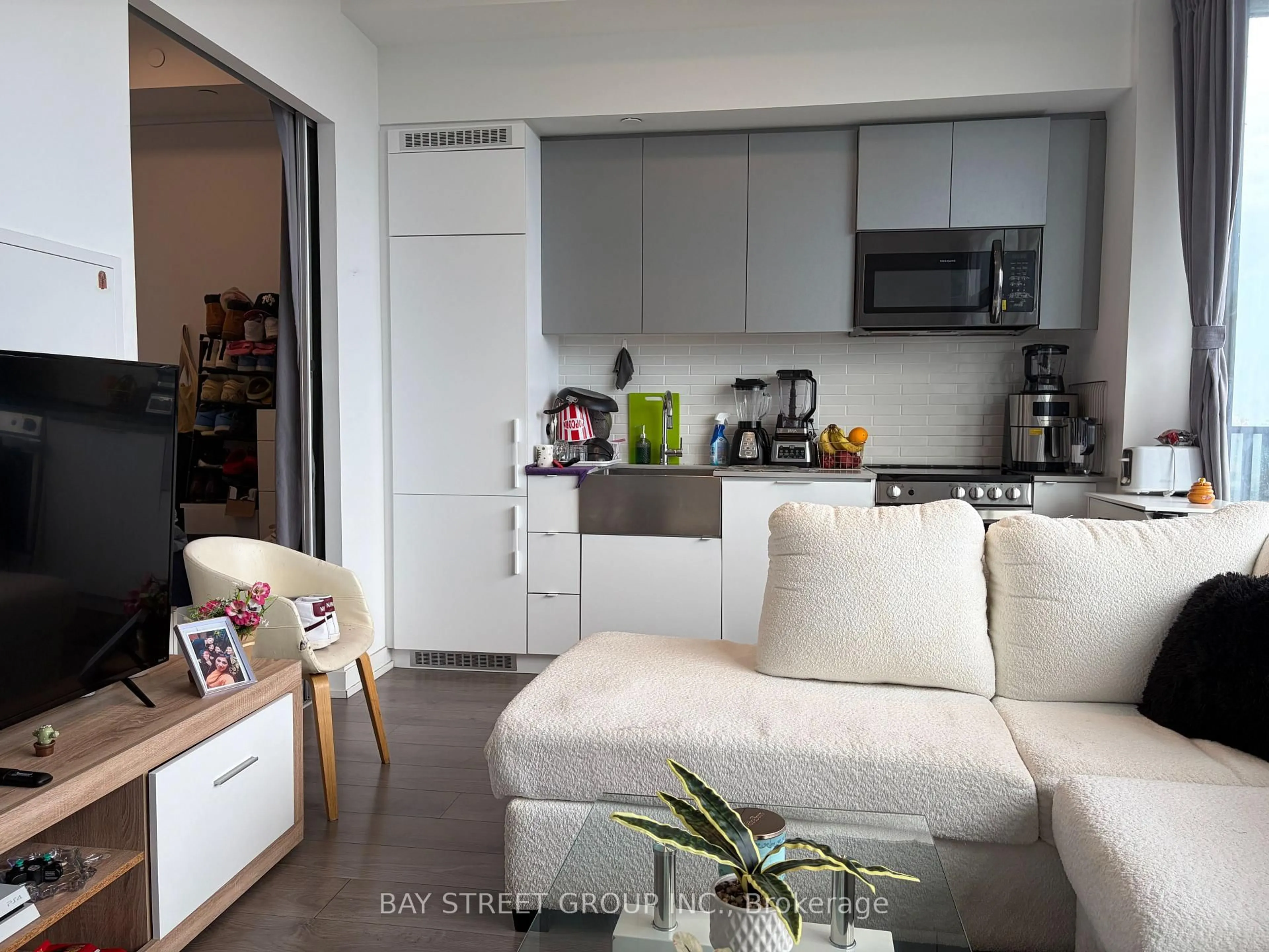 Open concept kitchen, unknown for 270 Dufferin St #1105, Toronto Ontario M6K 1G3