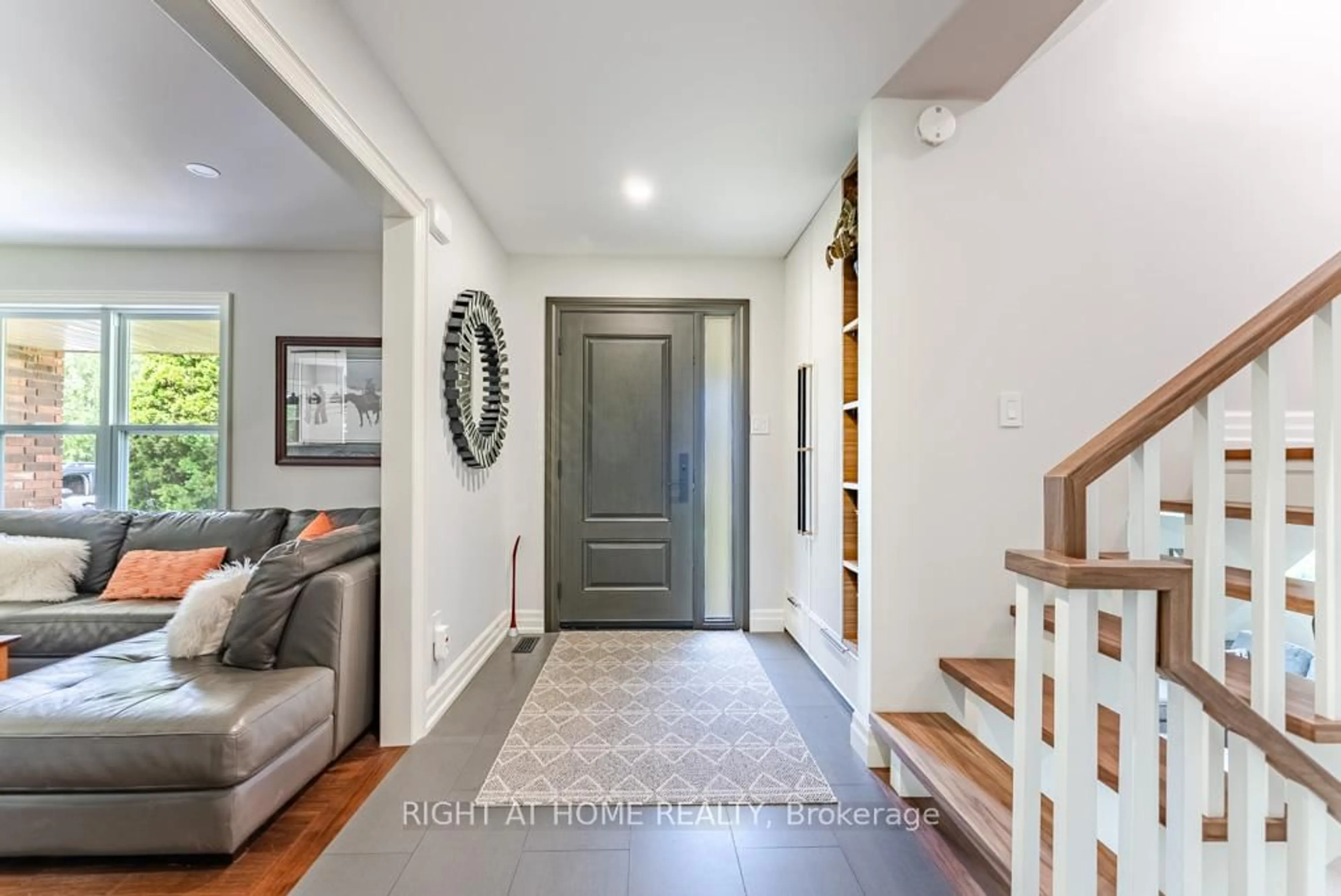 Indoor entryway for 16 Snowberry Crt, Caledon Ontario L7K 0B5