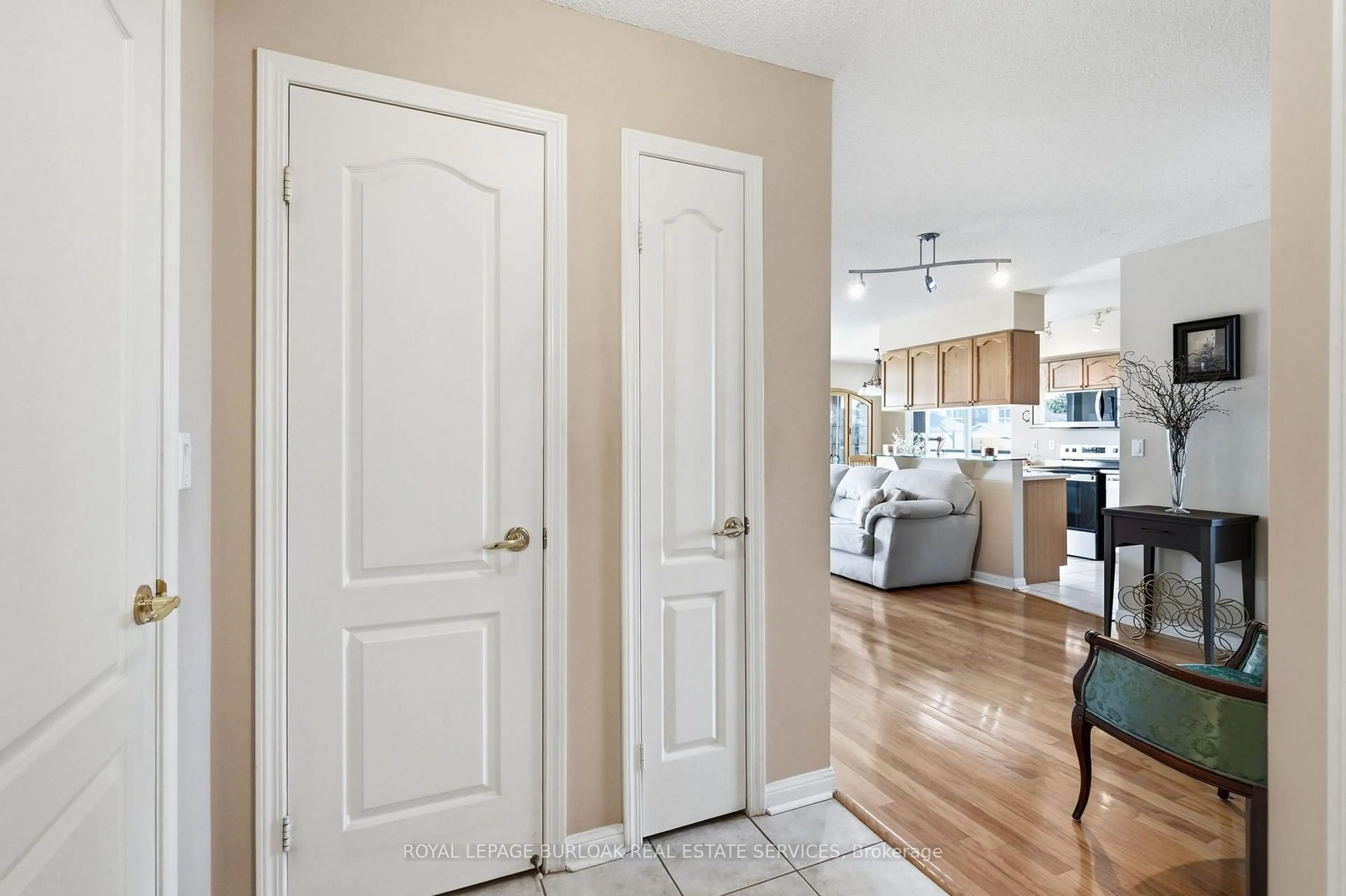 Indoor entryway for 1150 Parkwest Pl #301, Mississauga Ontario L5E 3K4