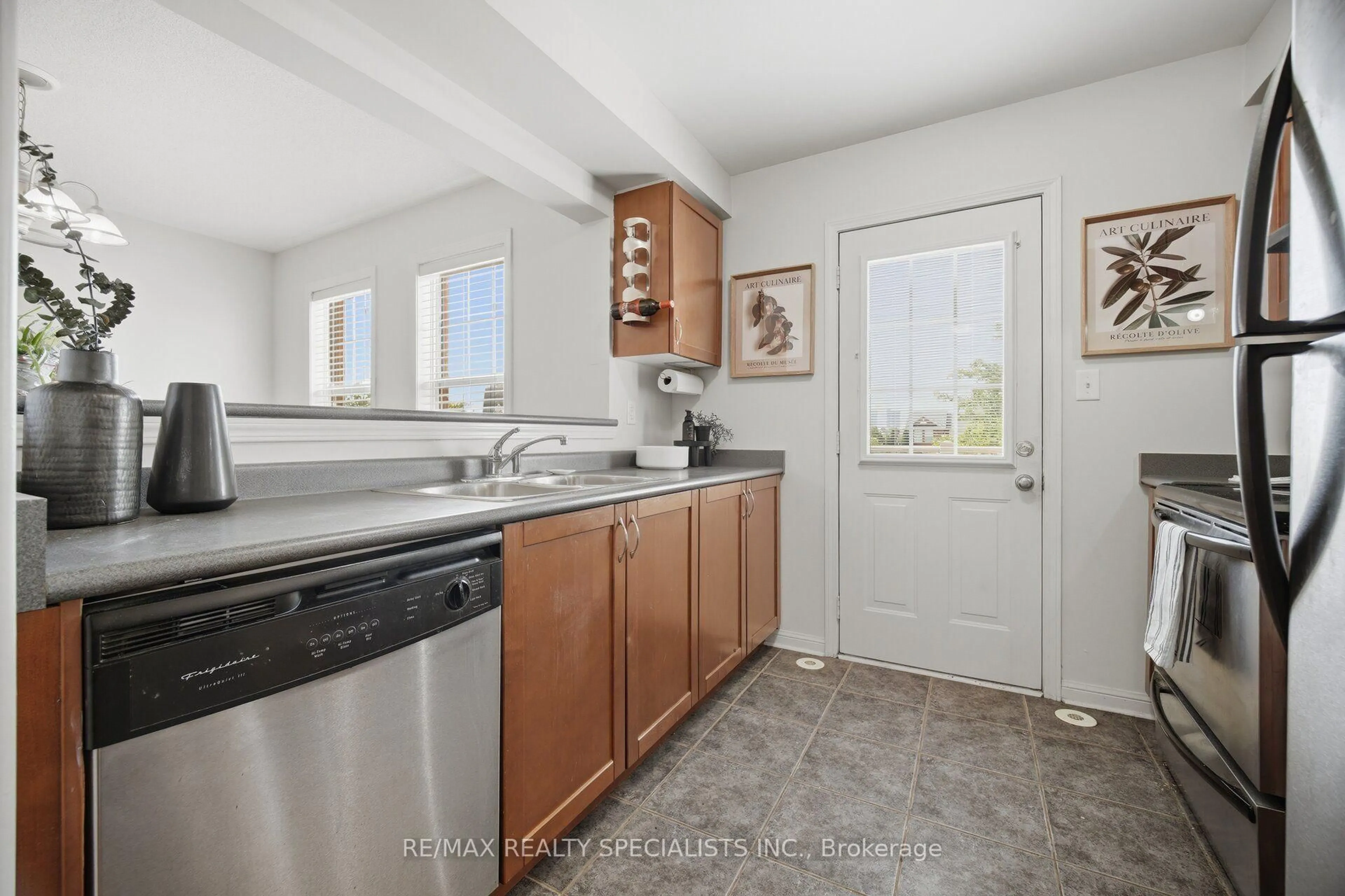 Standard kitchen, ceramic/tile floor for 1170 Barnard Dr, Milton Ontario L9T 6R5