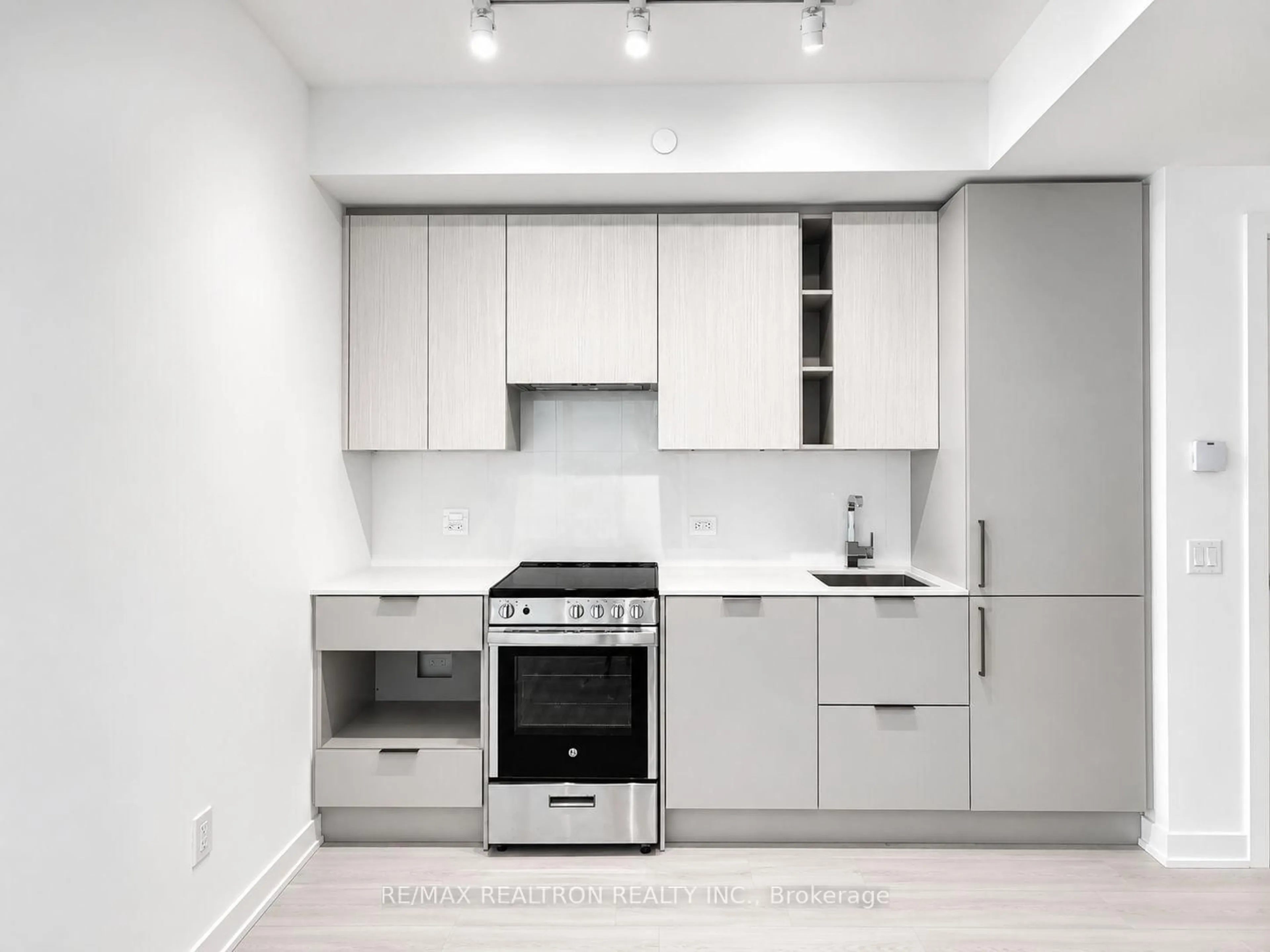 Standard kitchen, unknown for 3900 Confederation Pkwy #3504, Mississauga Ontario L5B 0M3