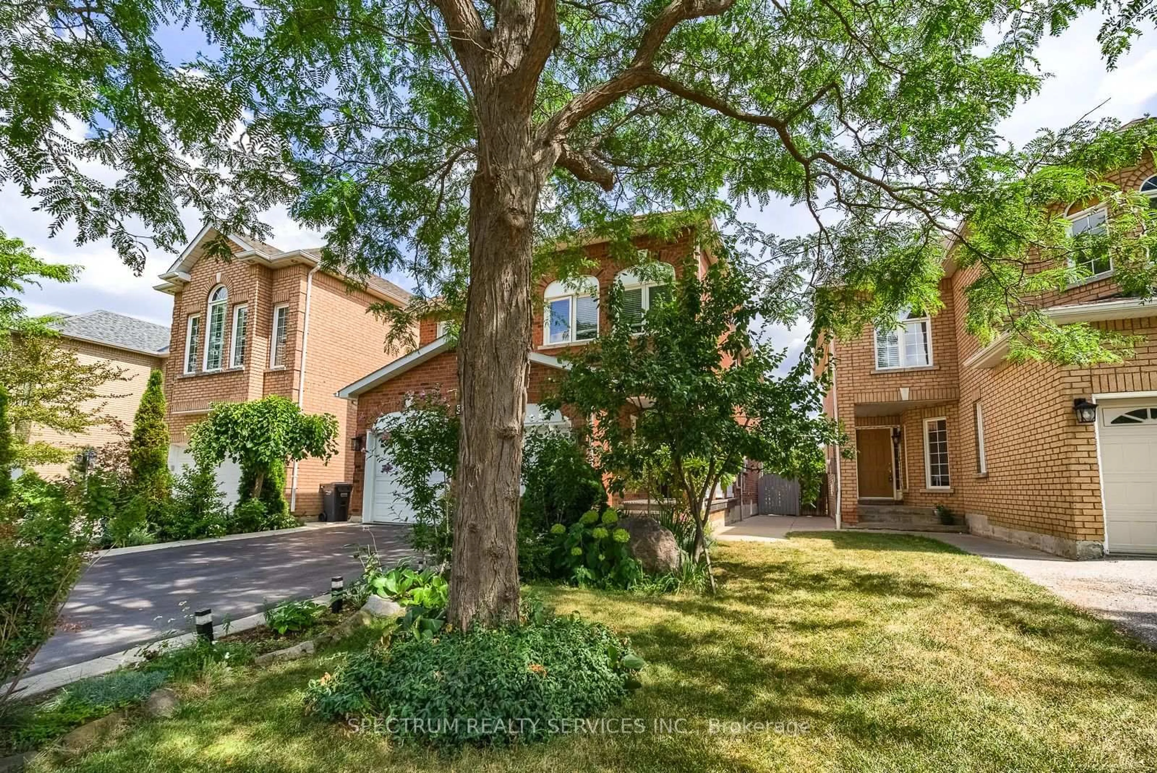 Home with brick exterior material, street for 8 Sweet Briar Lane, Brampton Ontario L6Z 4V3