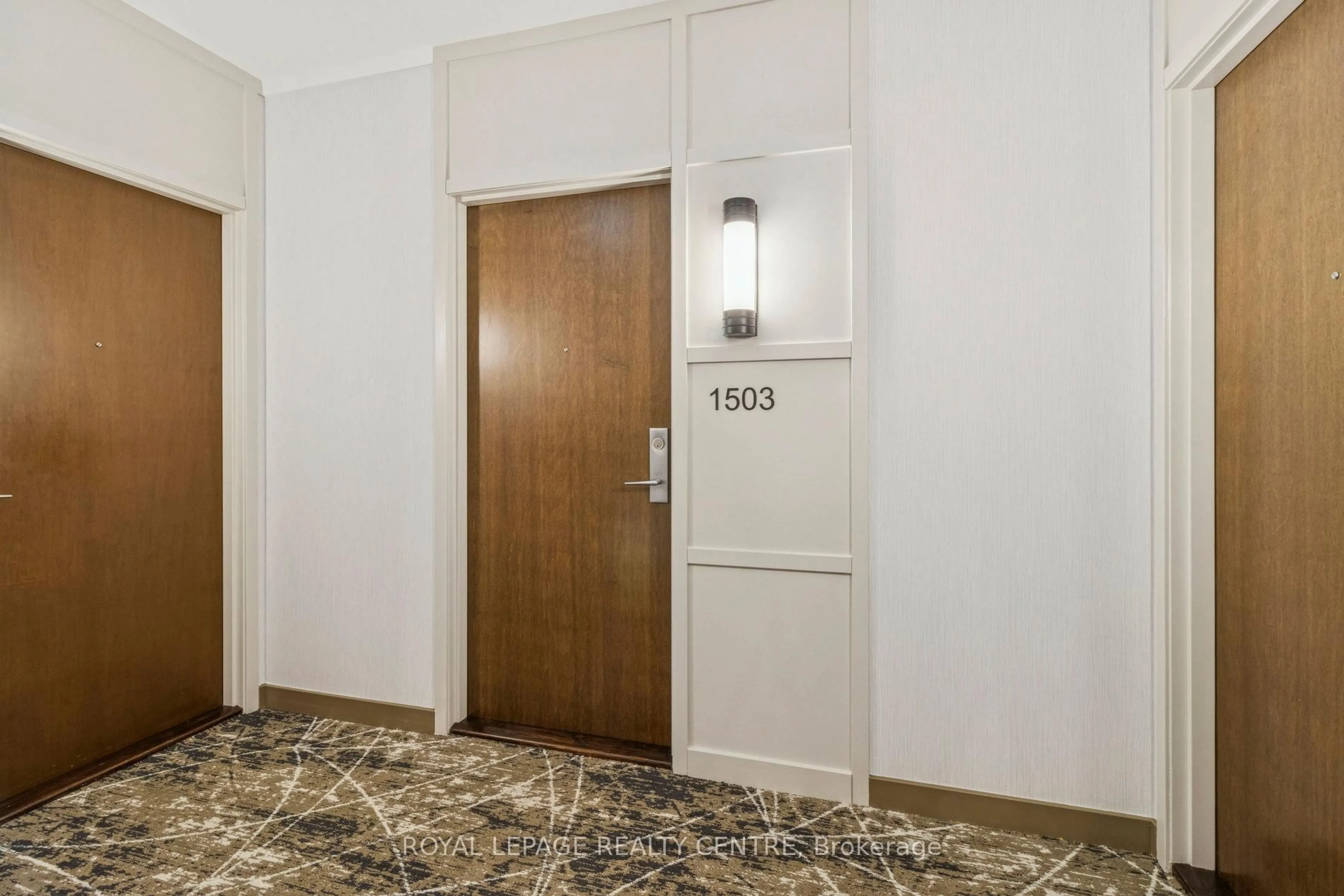 Indoor entryway for 1055 Southdown Rd #1503, Mississauga Ontario L5J 0A3