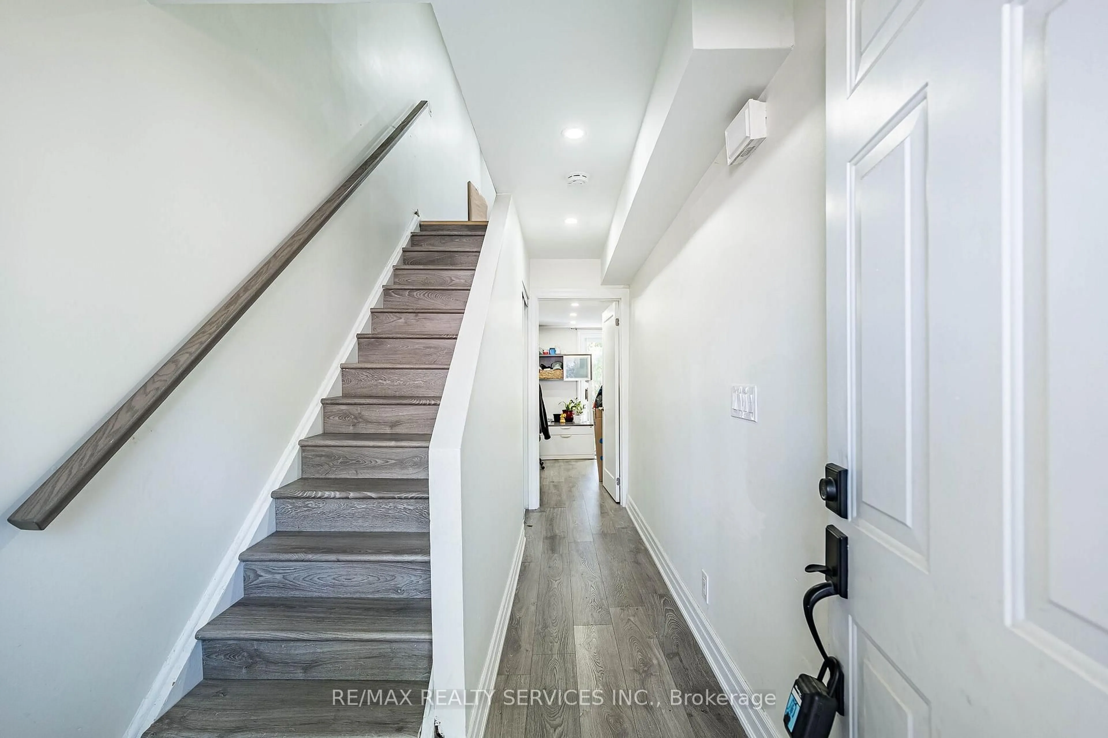 Indoor entryway for 122 Ellerslie Rd #122, Brampton Ontario L6T 4C3