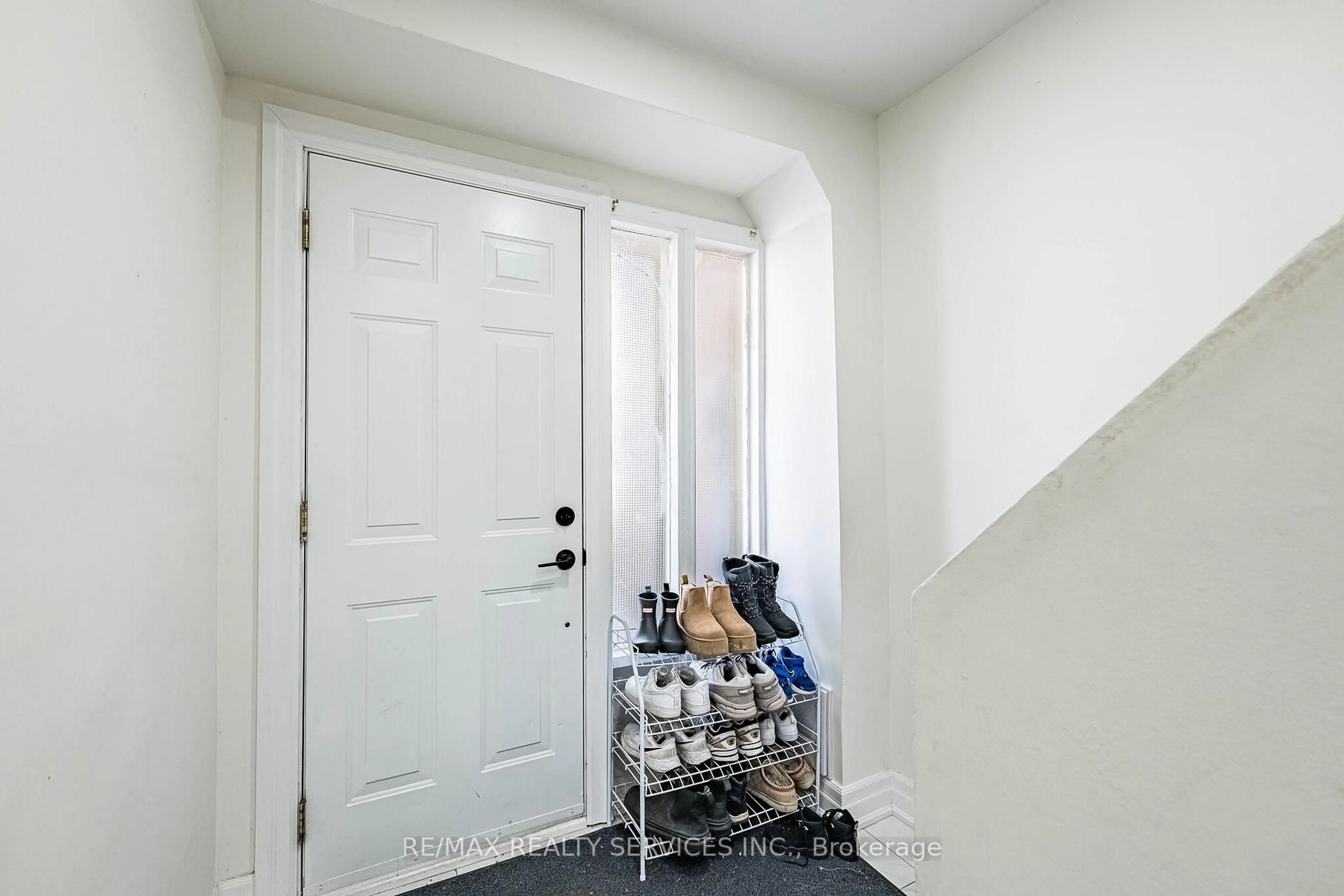 Indoor entryway for 122 Ellerslie Rd #122, Brampton Ontario L6T 4C3