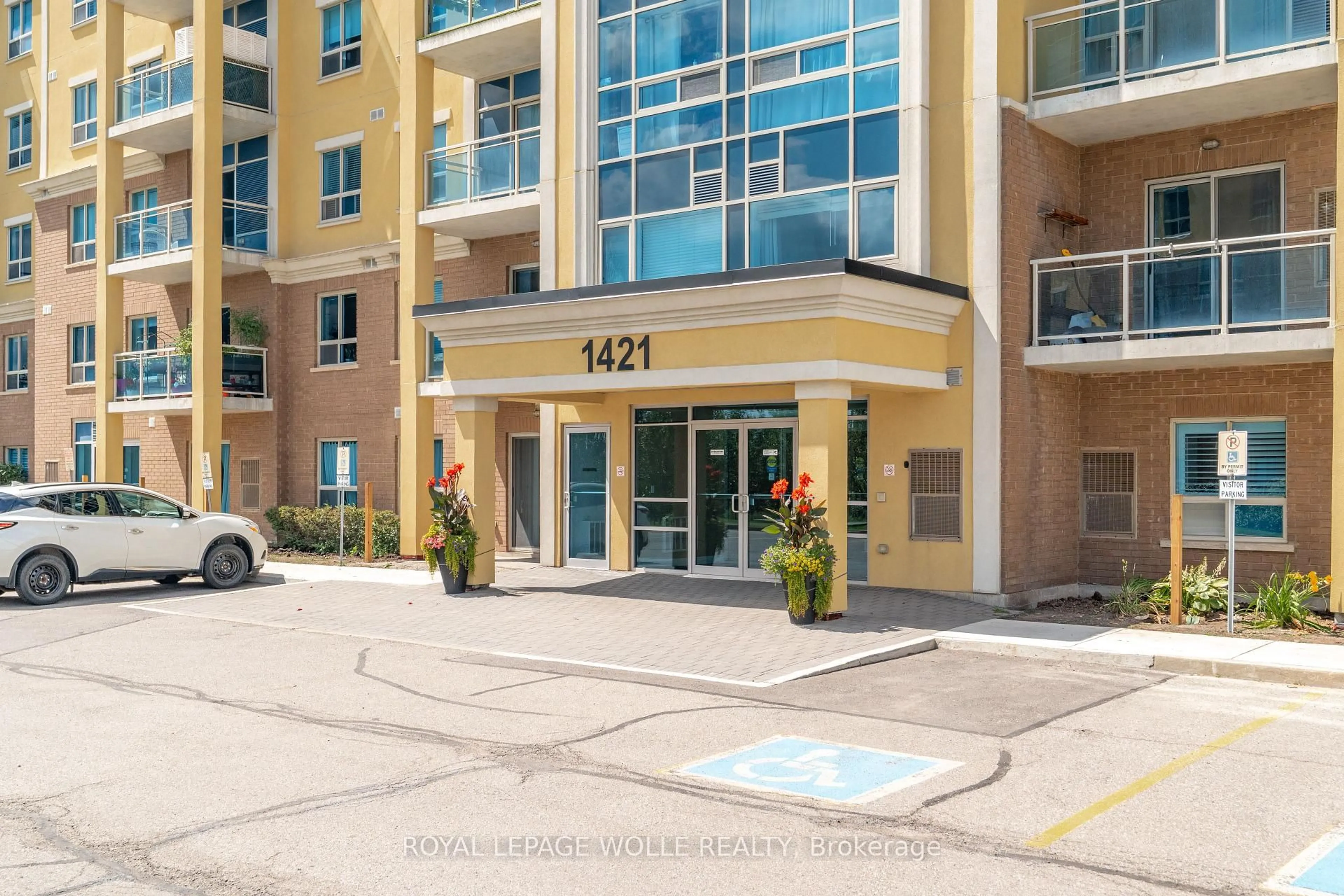 Indoor foyer for 1421 Costigan Rd #506, Milton Ontario L9T 2N4
