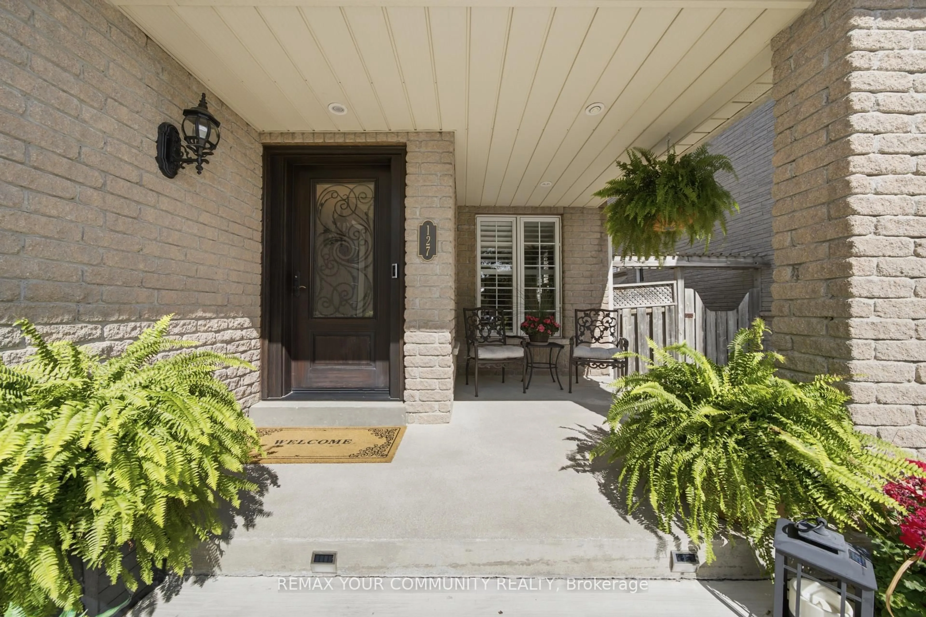 Indoor entryway for 127 Waterbury St, Caledon Ontario L7E 2J1
