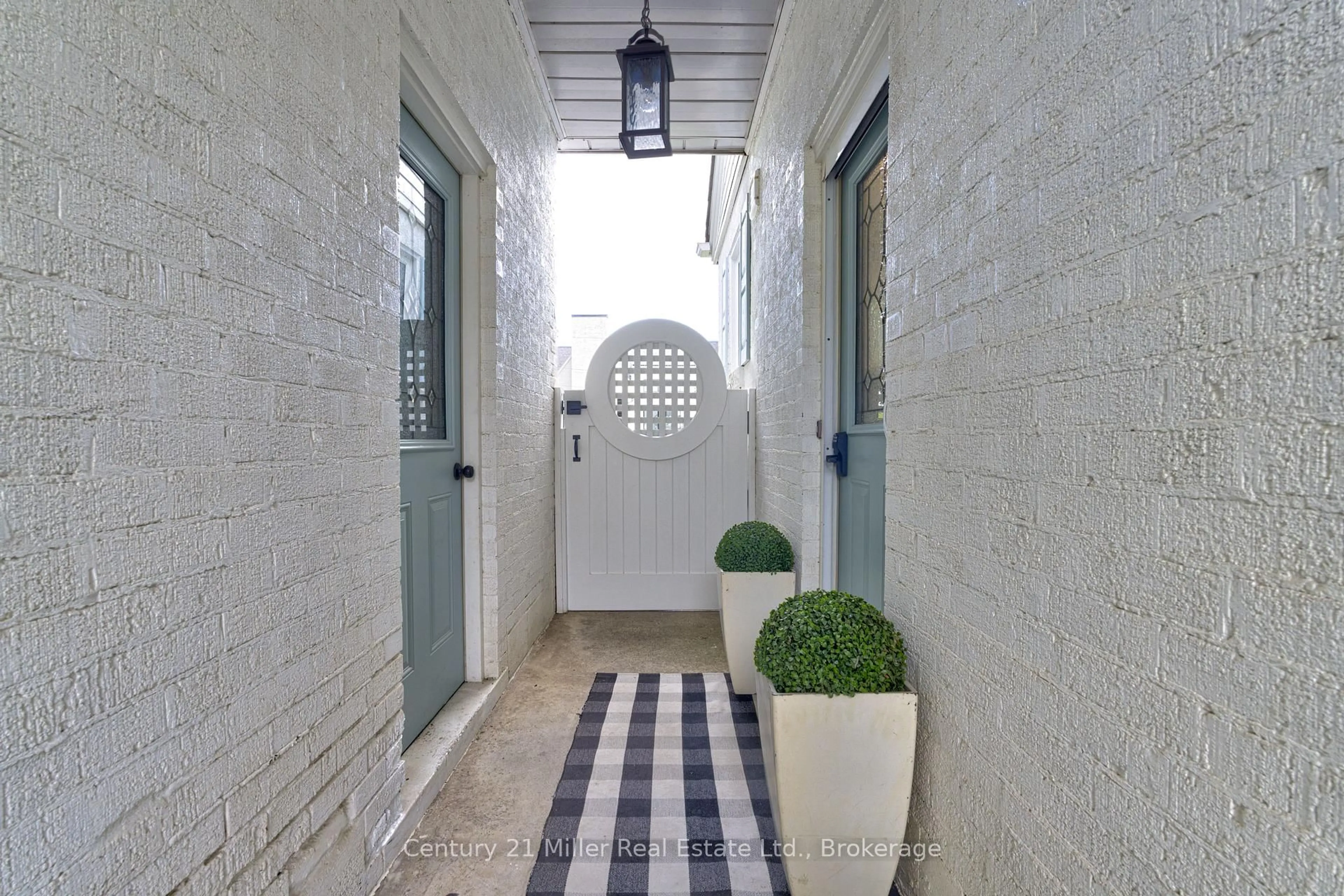 Indoor entryway for 934 Danforth Ave, Burlington Ontario L7T 1S8