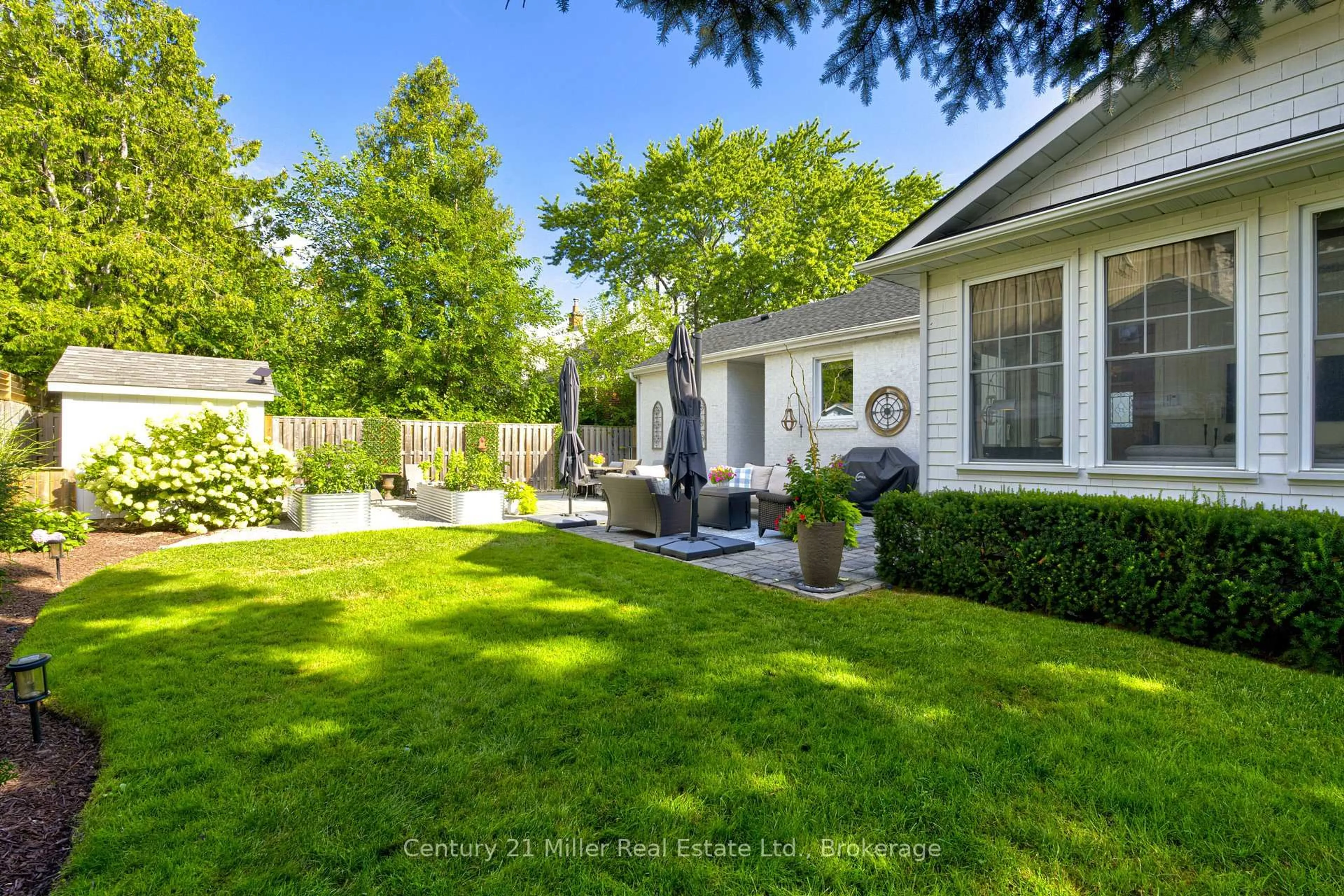 Patio, street for 934 Danforth Ave, Burlington Ontario L7T 1S8