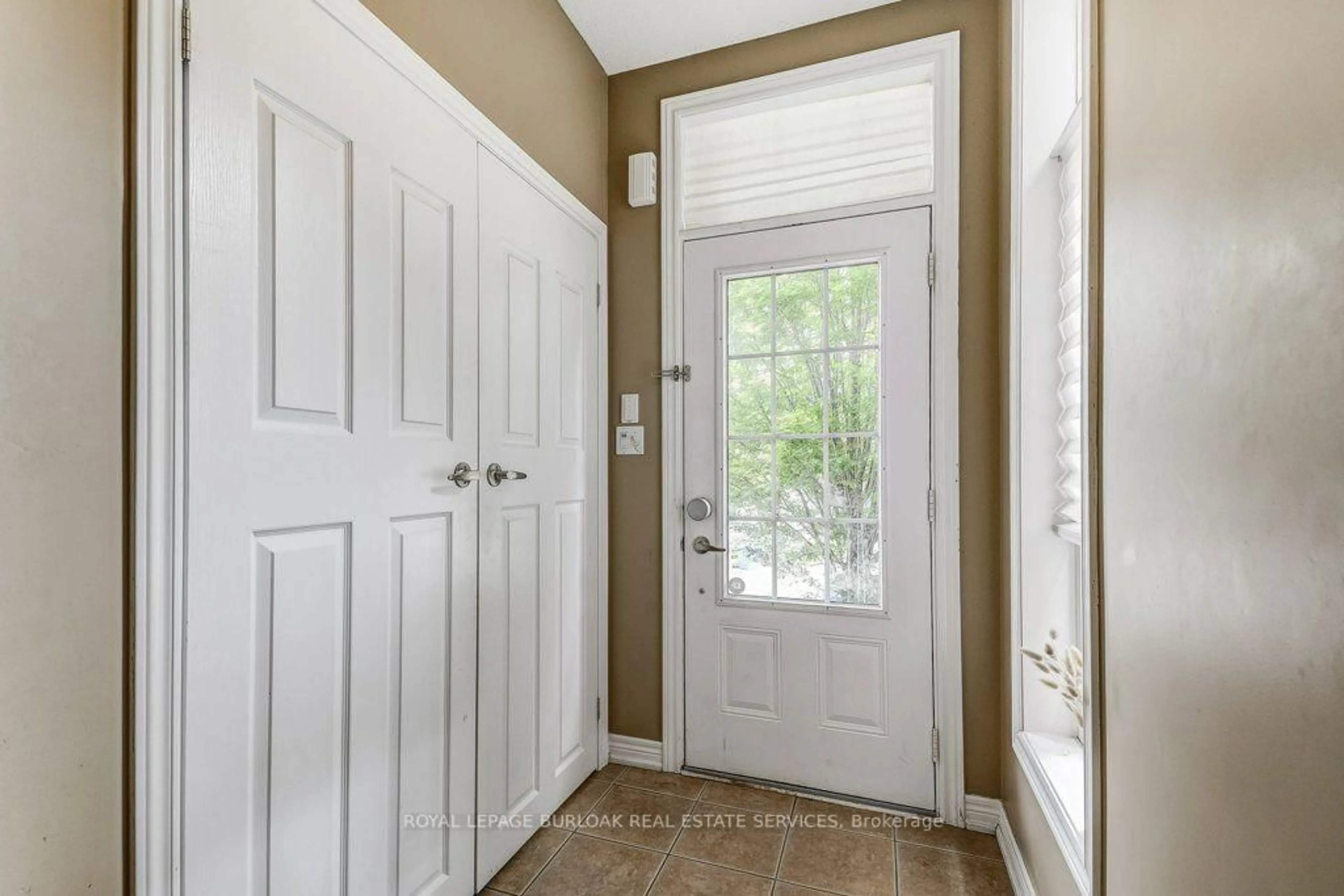 Indoor entryway for 4165 Upper Middle Rd #13, Burlington Ontario L7M 0V4