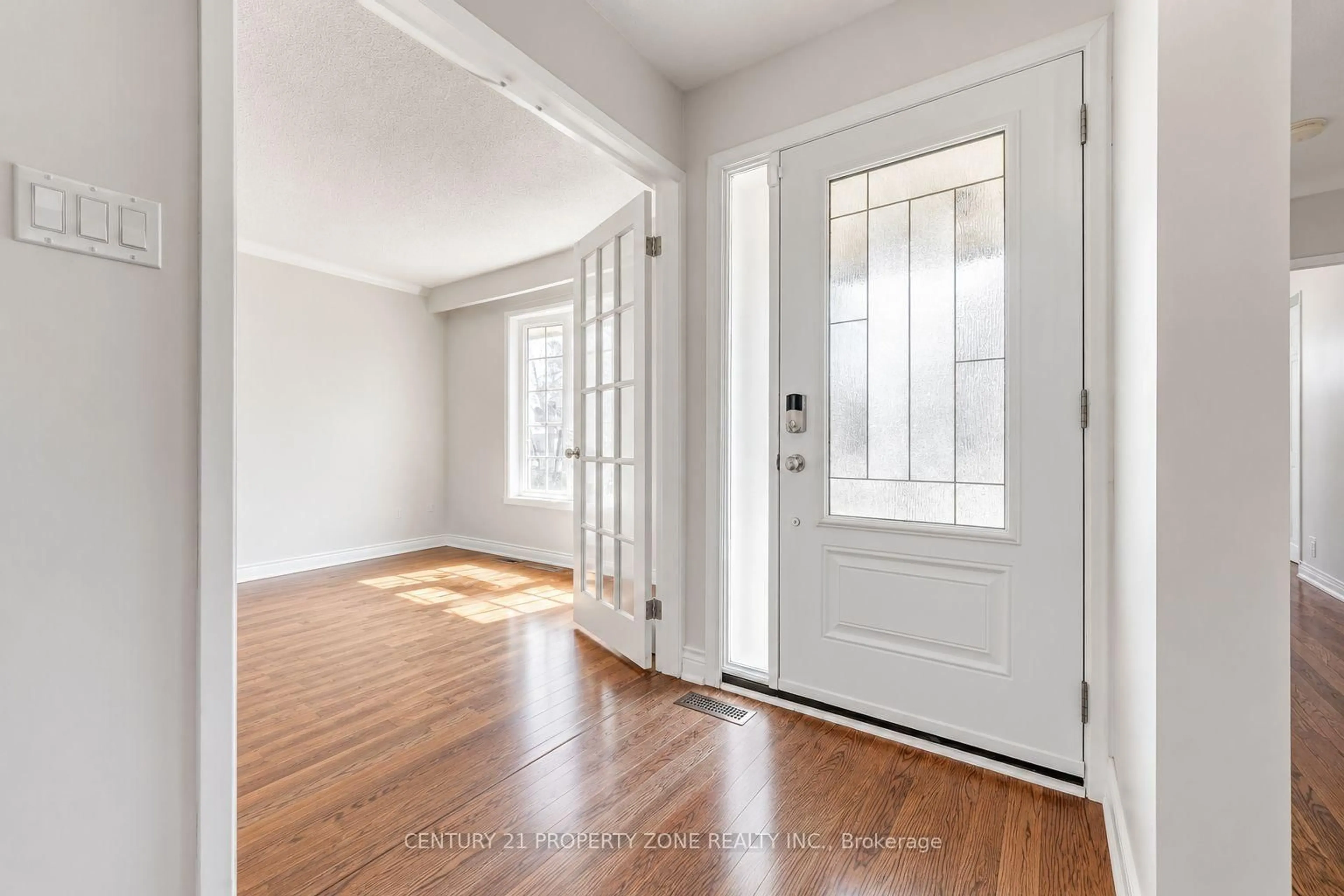 Indoor entryway for 27 Madrid Cres, Brampton Ontario L6S 2X5