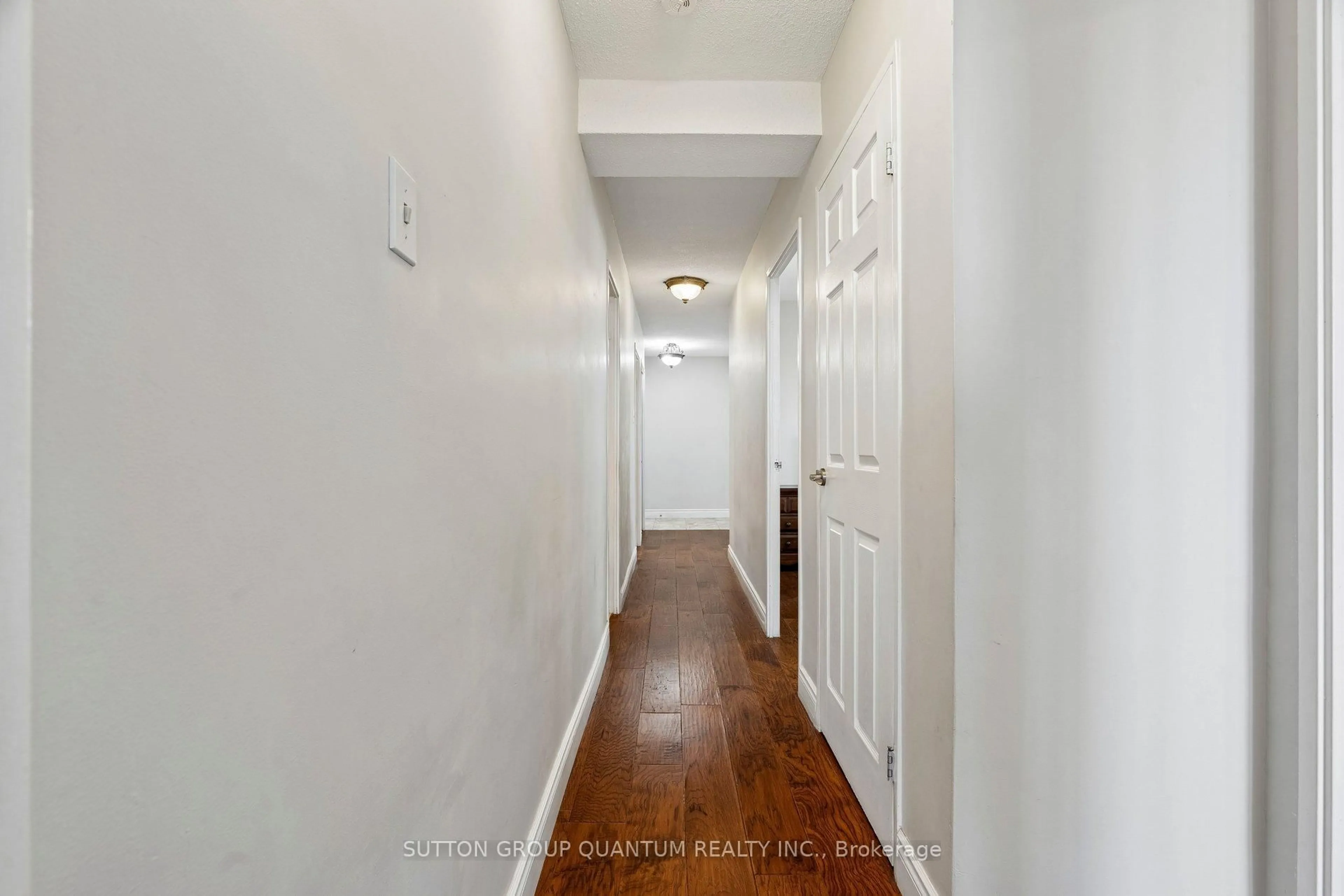 Indoor entryway for 2345 Confederation Pkwy #802, Mississauga Ontario L5B 2H3