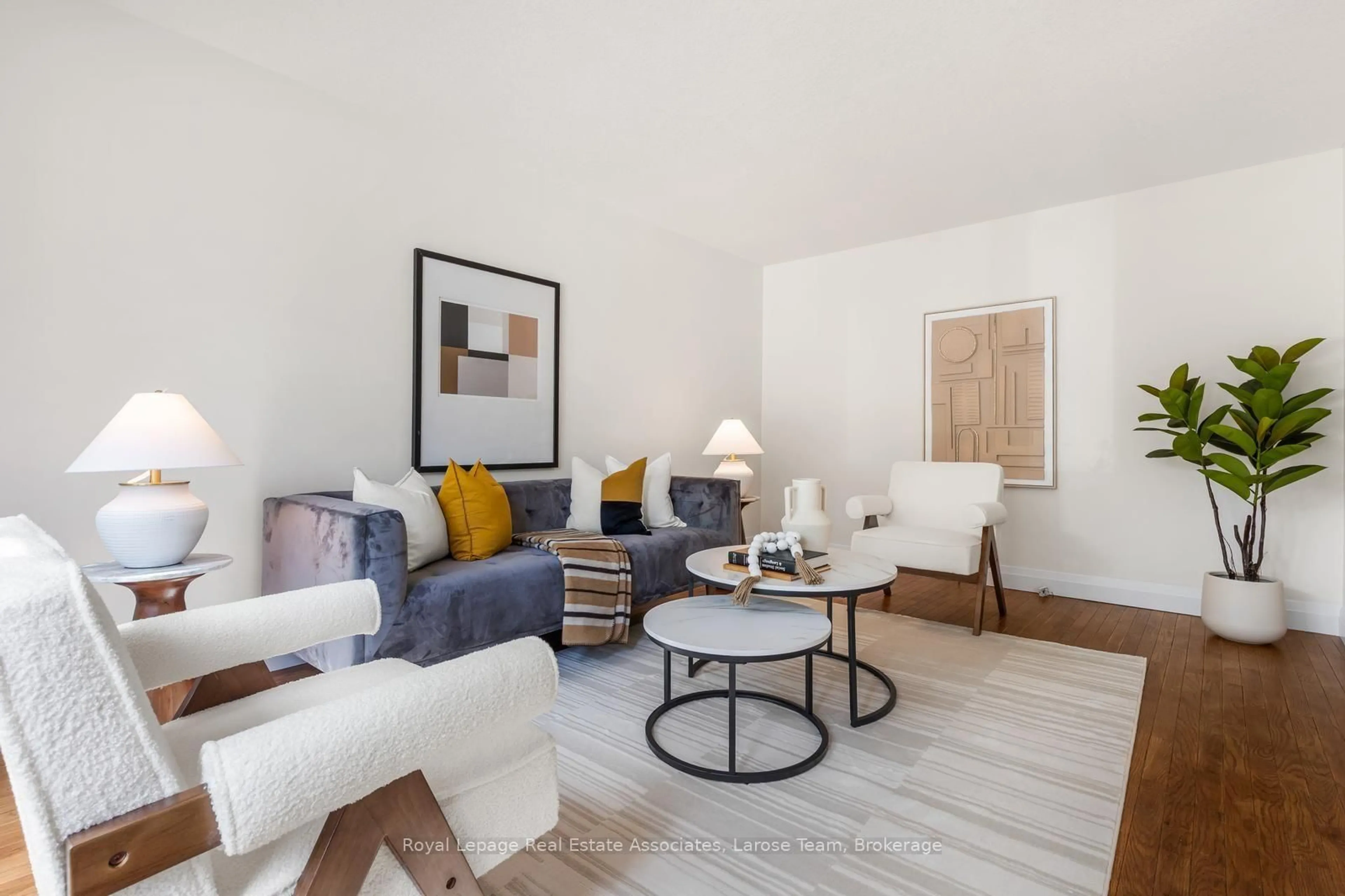 Living room with furniture, unknown for 3243 Ulman Rd, Oakville Ontario L6L 5S8
