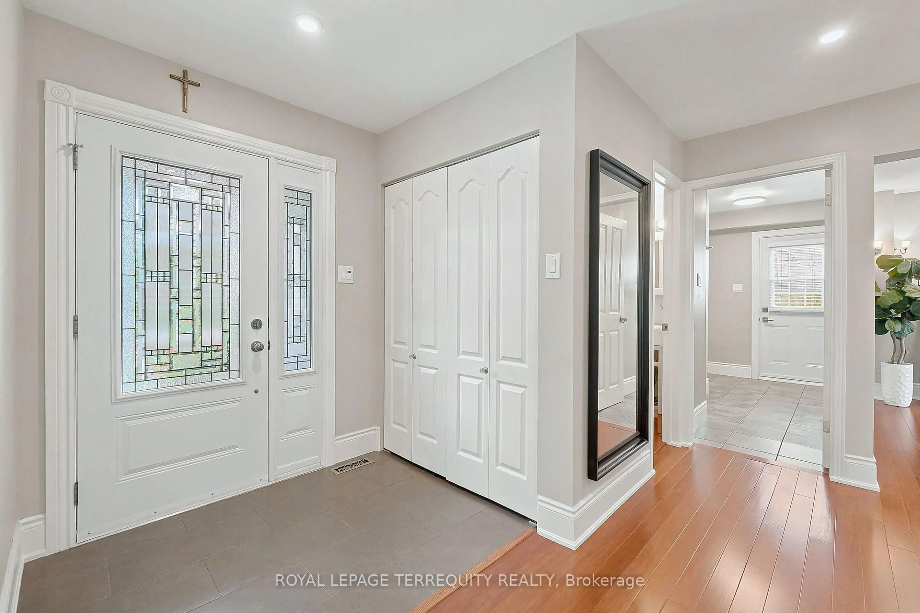 Indoor entryway for 2656 Spruce Needle Dr, Mississauga Ontario L5L 1M9