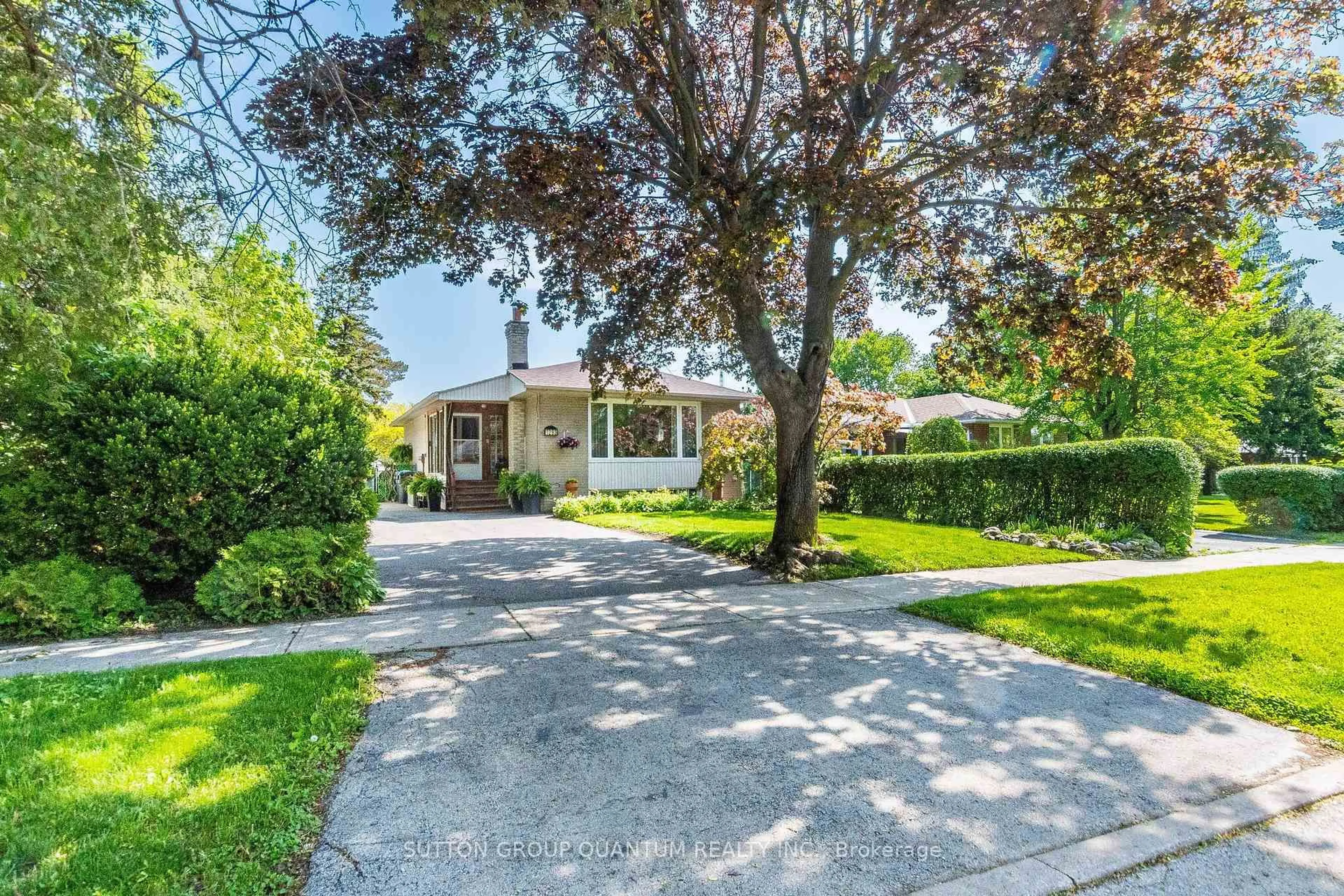 A pic from outside/outdoor area/front of a property/back of a property/a pic from drone, street for 1293 Daimler Rd, Mississauga Ontario L5J 3T3
