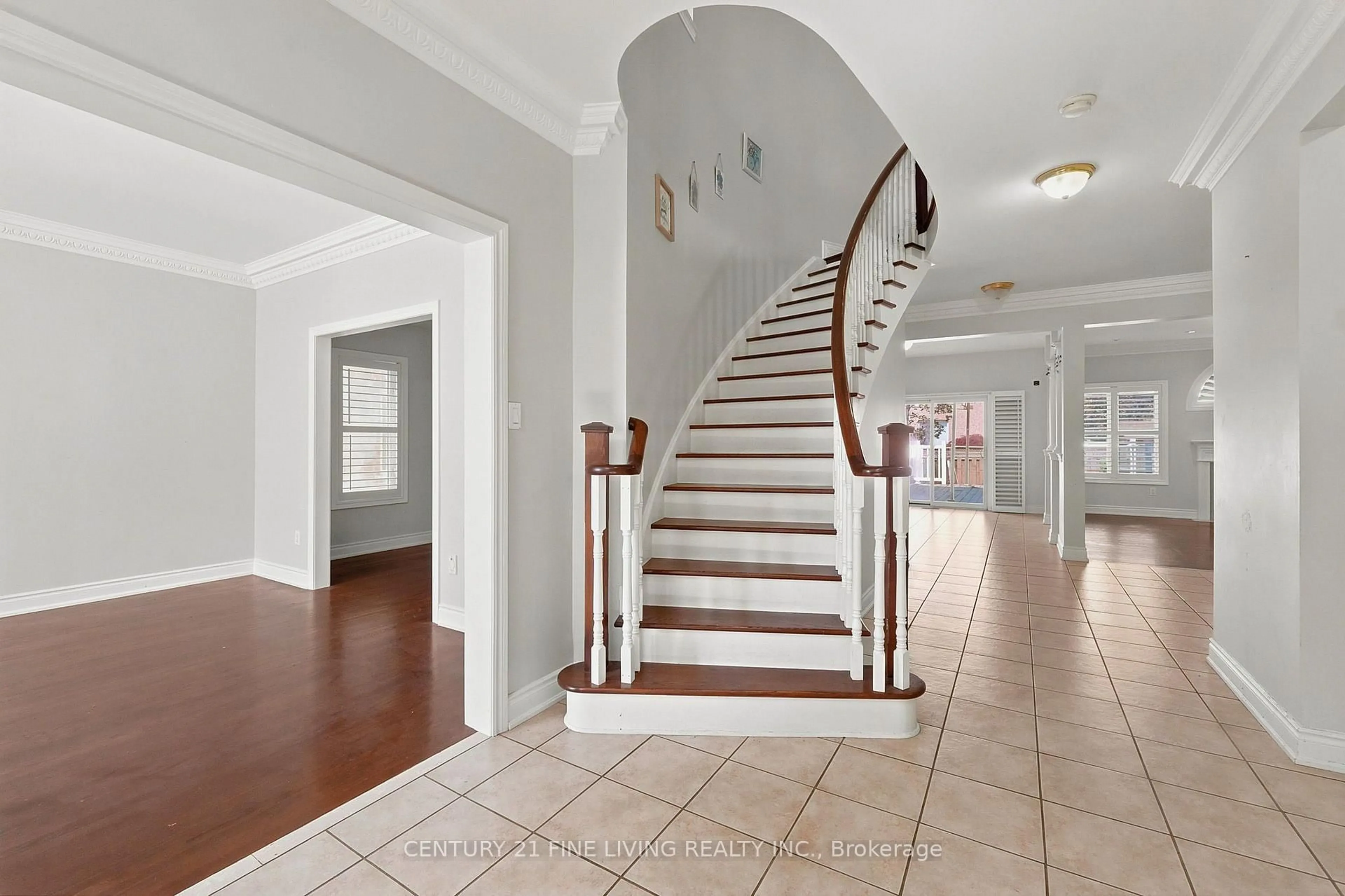 Indoor foyer for 38 EIFFEL Blvd, Brampton Ontario L6P 1W3