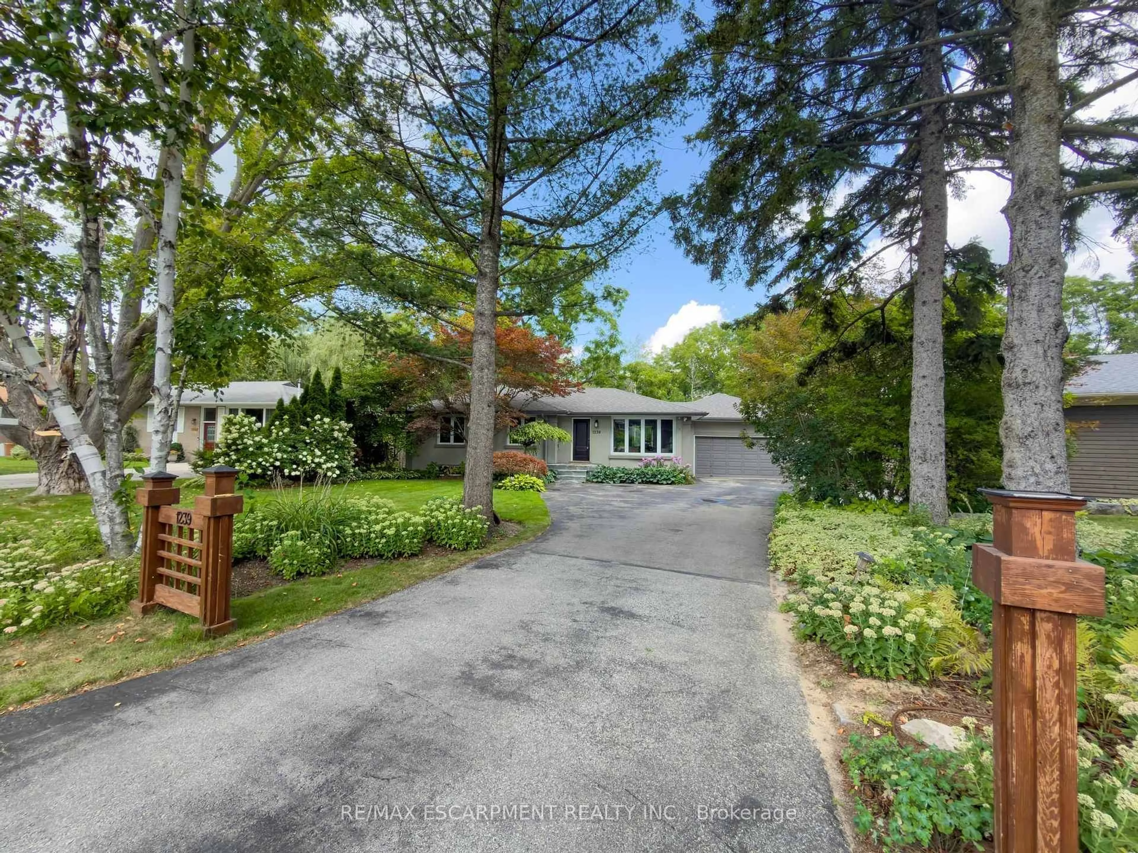 A pic from outside/outdoor area/front of a property/back of a property/a pic from drone, street for 1239 Baldwin Dr, Oakville Ontario L6J 2W4
