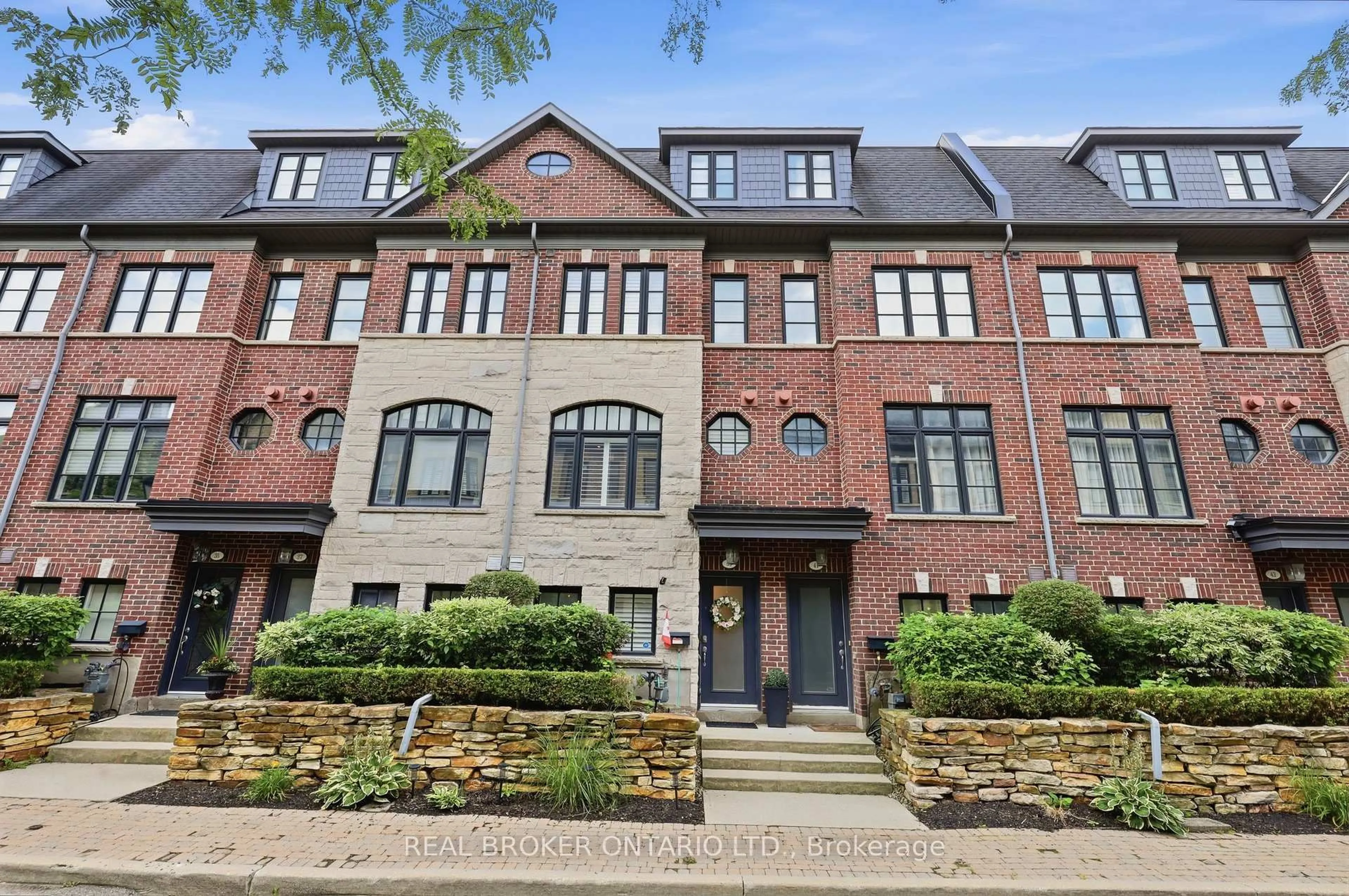 Home with brick exterior material, street for 39 Lobo Mews, Toronto Ontario M8Z 0B2