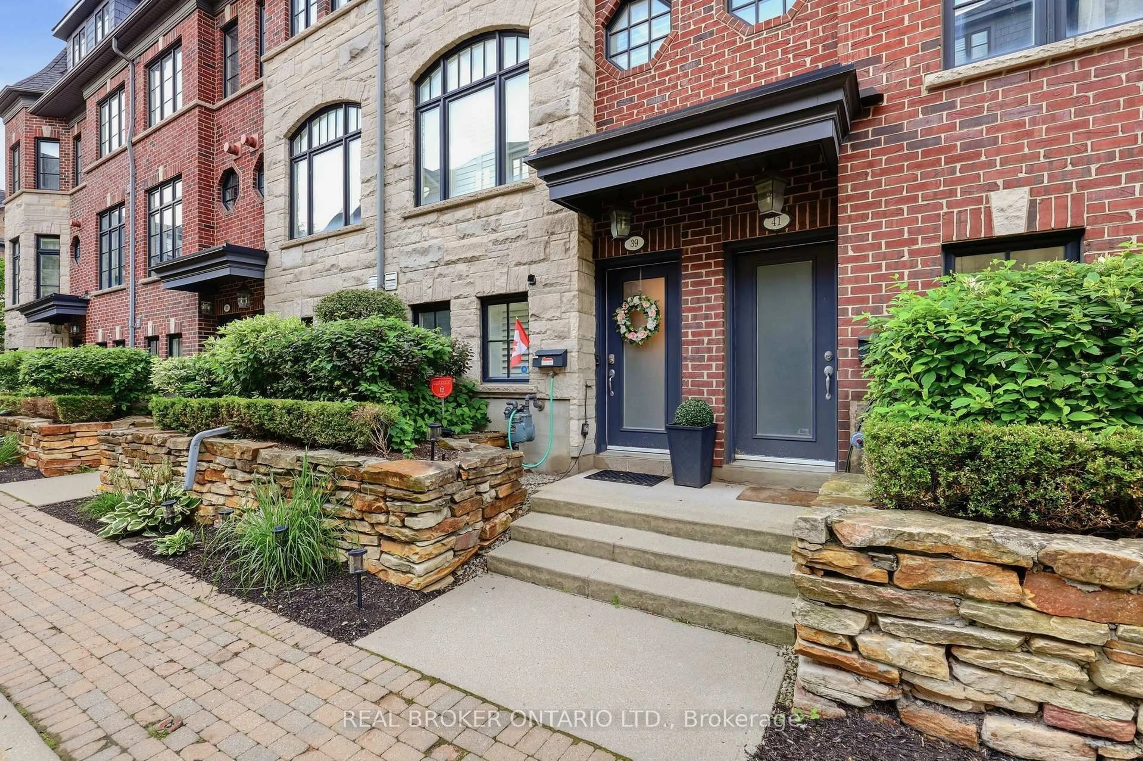 Home with brick exterior material, street for 39 Lobo Mews, Toronto Ontario M8Z 0B2