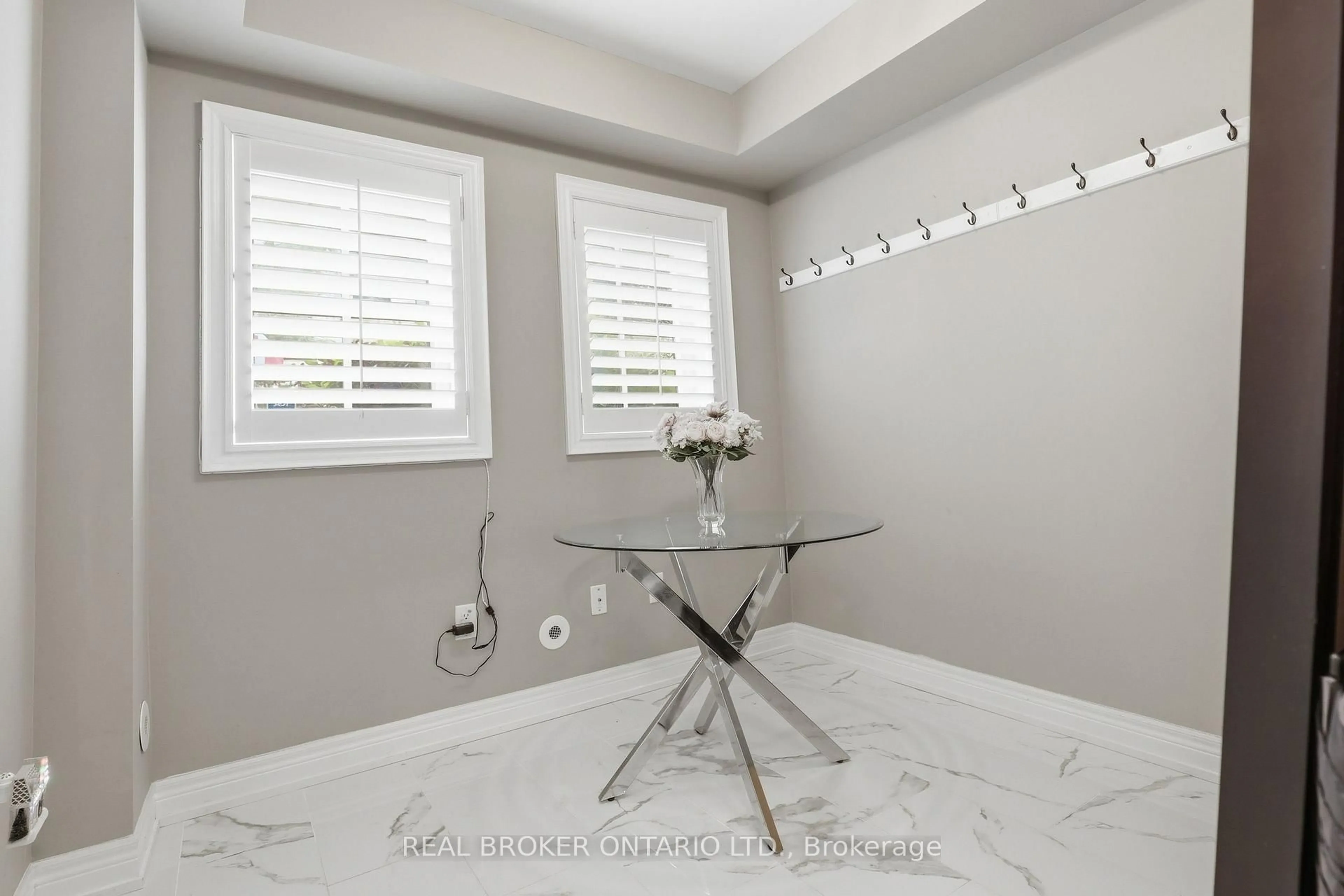 Contemporary bathroom, ceramic/tile floor for 39 Lobo Mews, Toronto Ontario M8Z 0B2