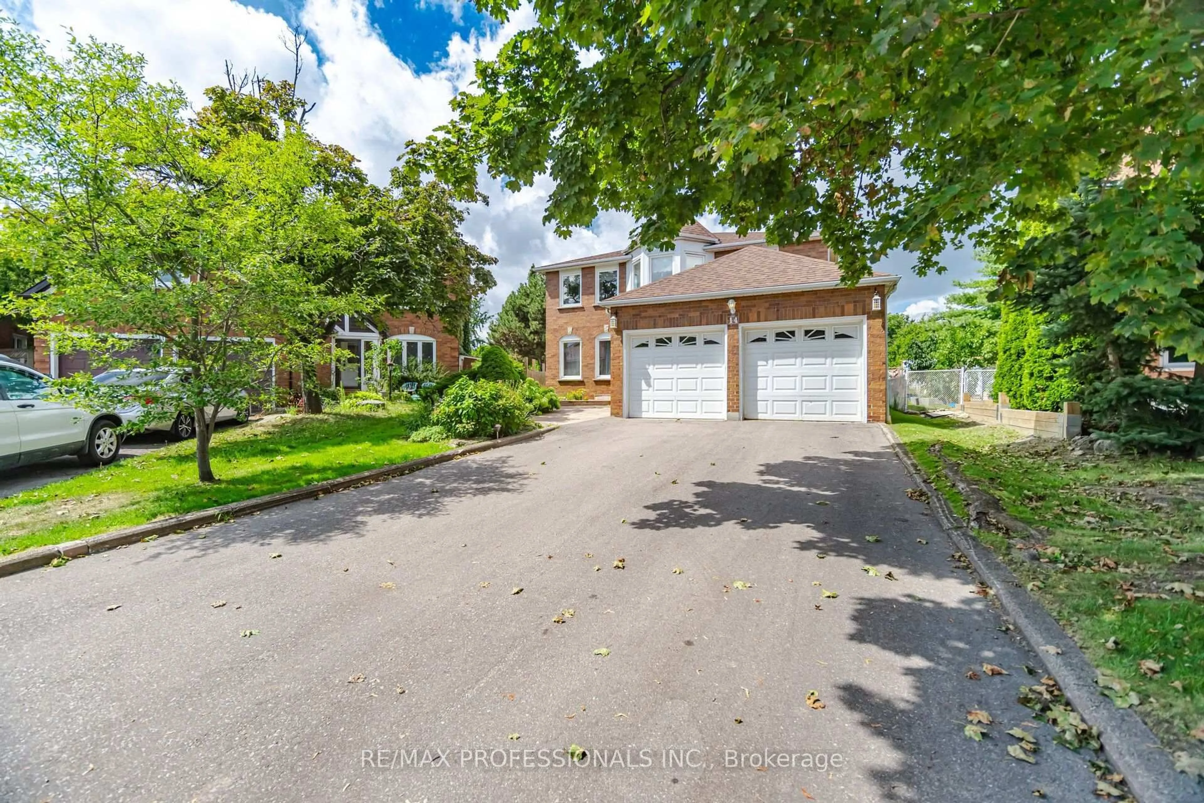 A pic from outside/outdoor area/front of a property/back of a property/a pic from drone, street for 14 Laura Crt, Brampton Ontario L6S 5E9