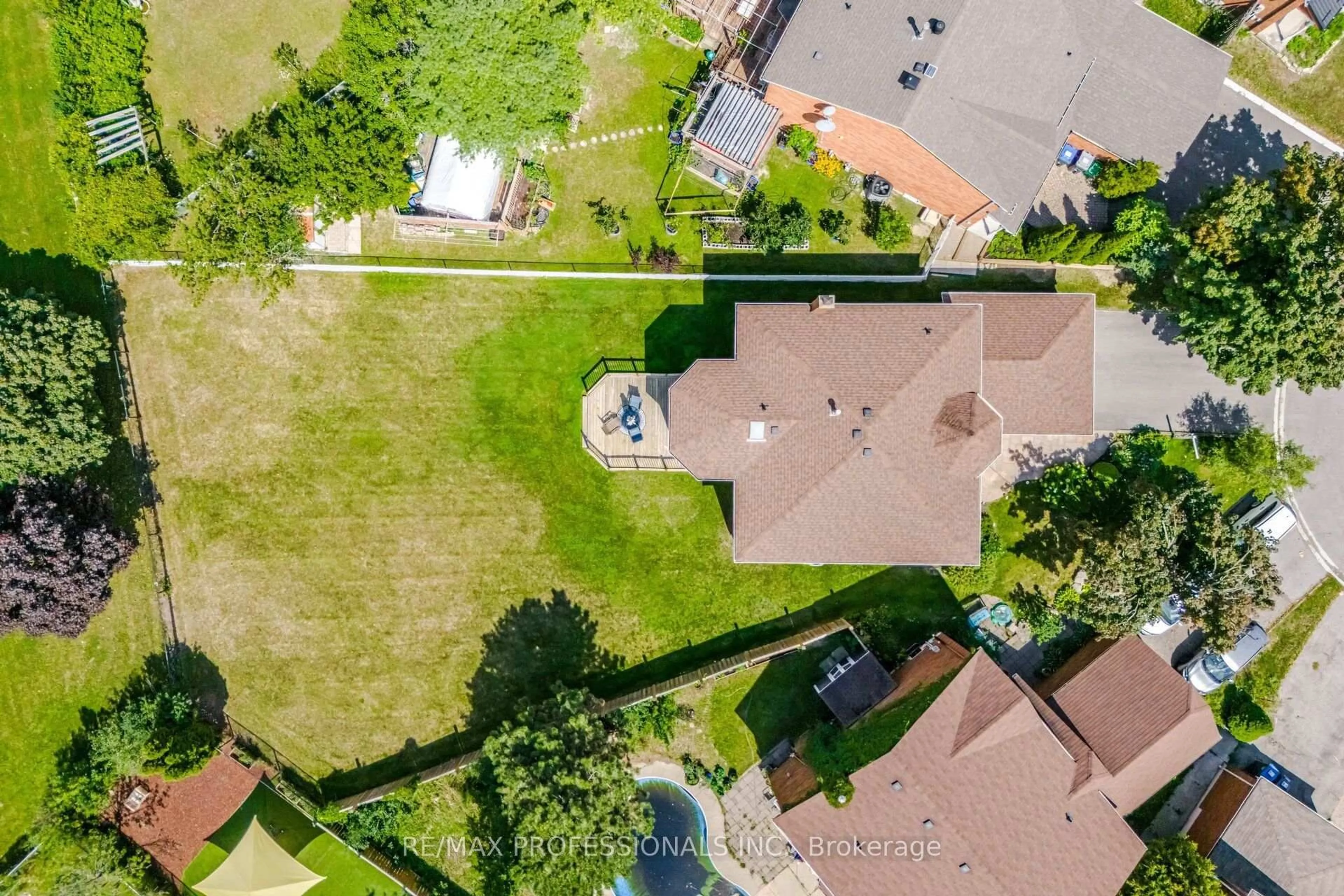 A pic from outside/outdoor area/front of a property/back of a property/a pic from drone, street for 14 Laura Crt, Brampton Ontario L6S 5E9