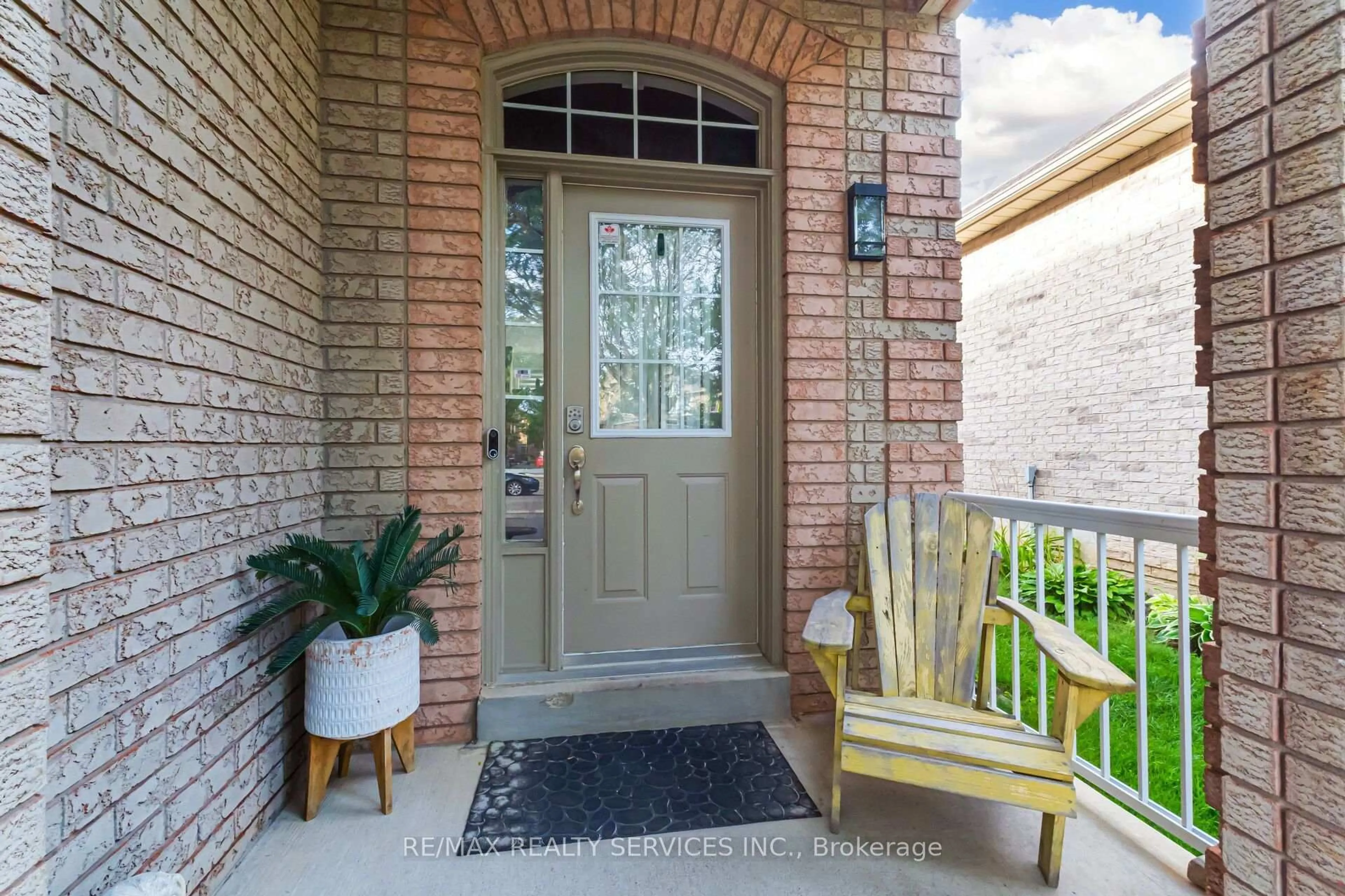 Indoor entryway for 50 Sunny Glen Cres, Brampton Ontario L7A 2C6