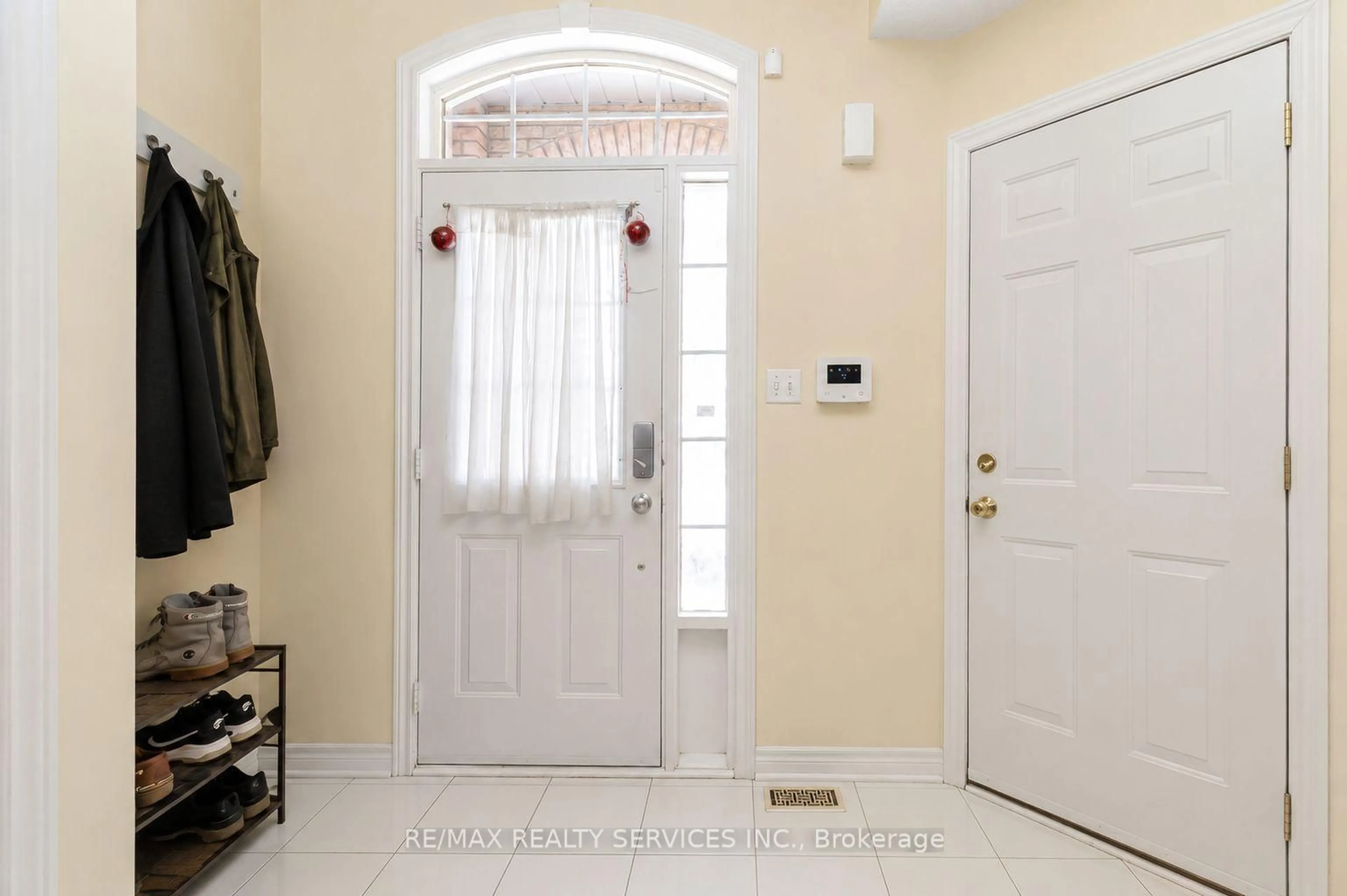 Indoor entryway for 50 Sunny Glen Cres, Brampton Ontario L7A 2C6