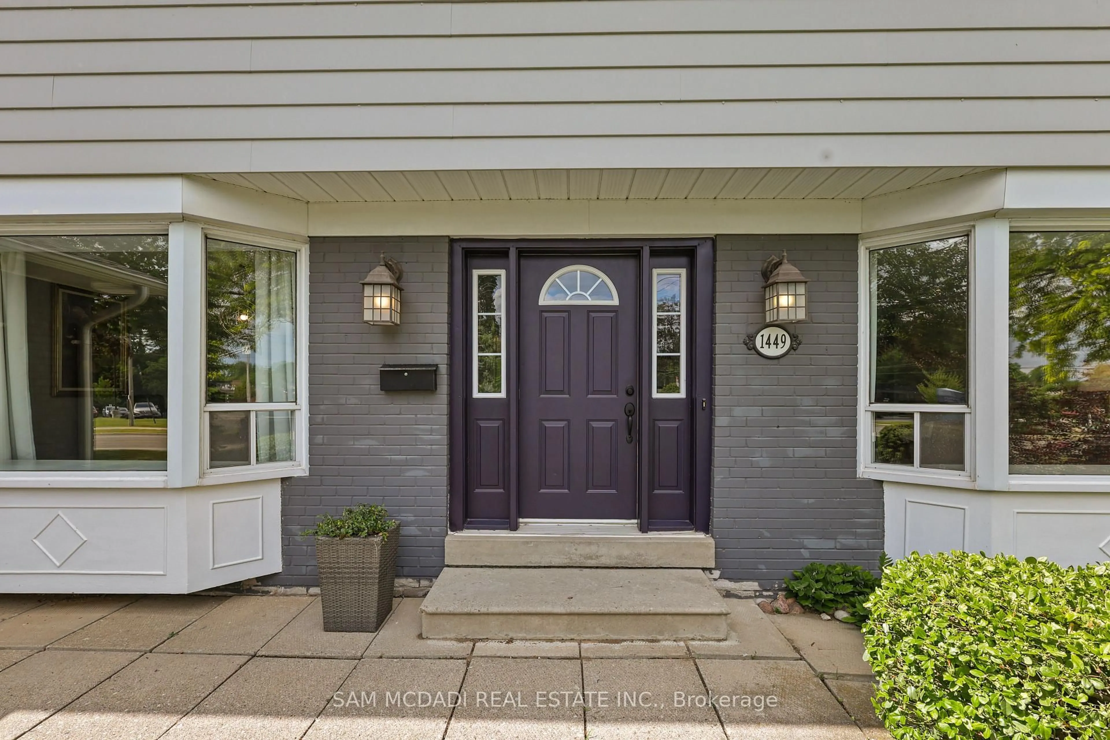 Indoor entryway for 1449 Truscott Dr, Mississauga Ontario L5J 1Z1