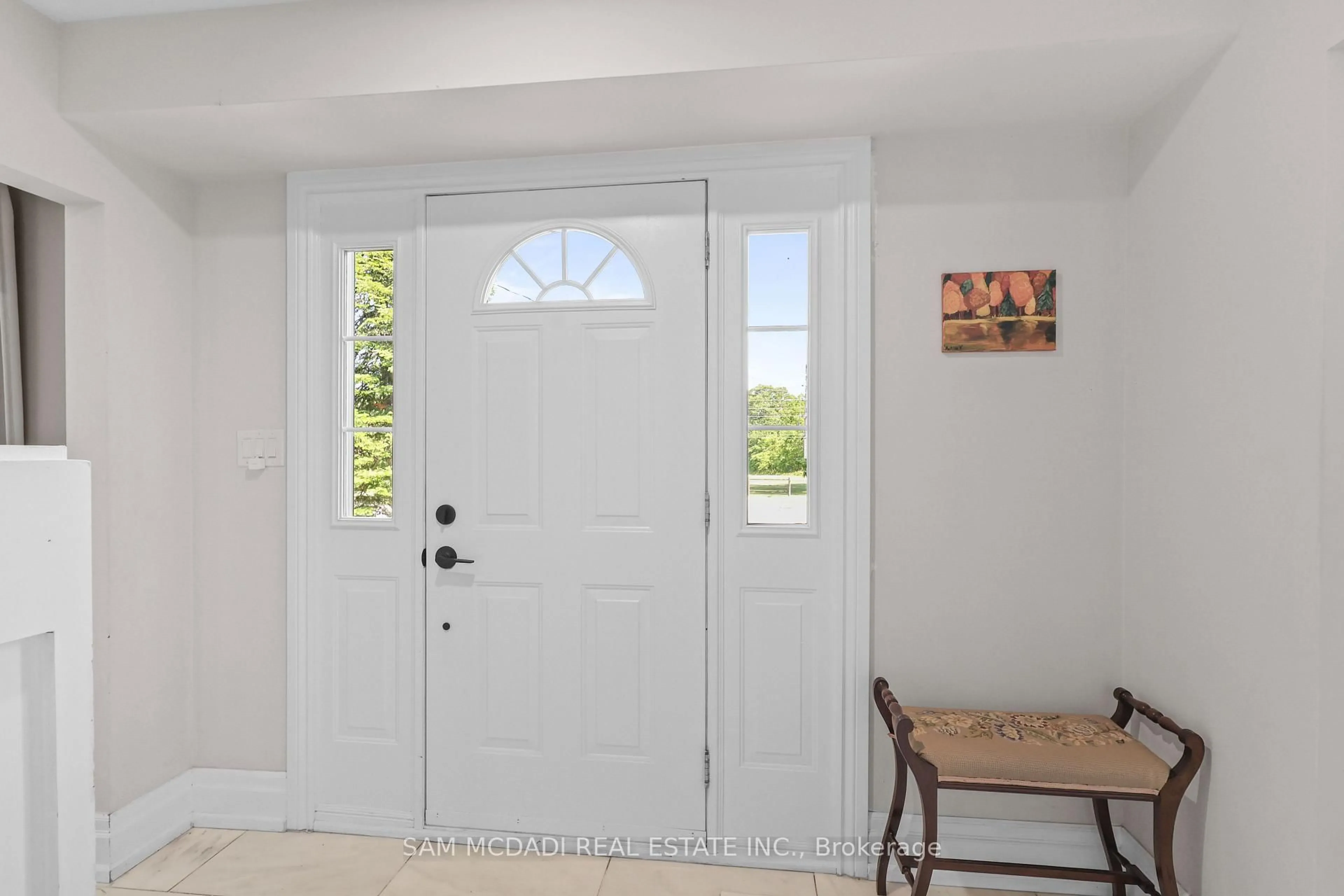 Indoor entryway for 1449 Truscott Dr, Mississauga Ontario L5J 1Z1