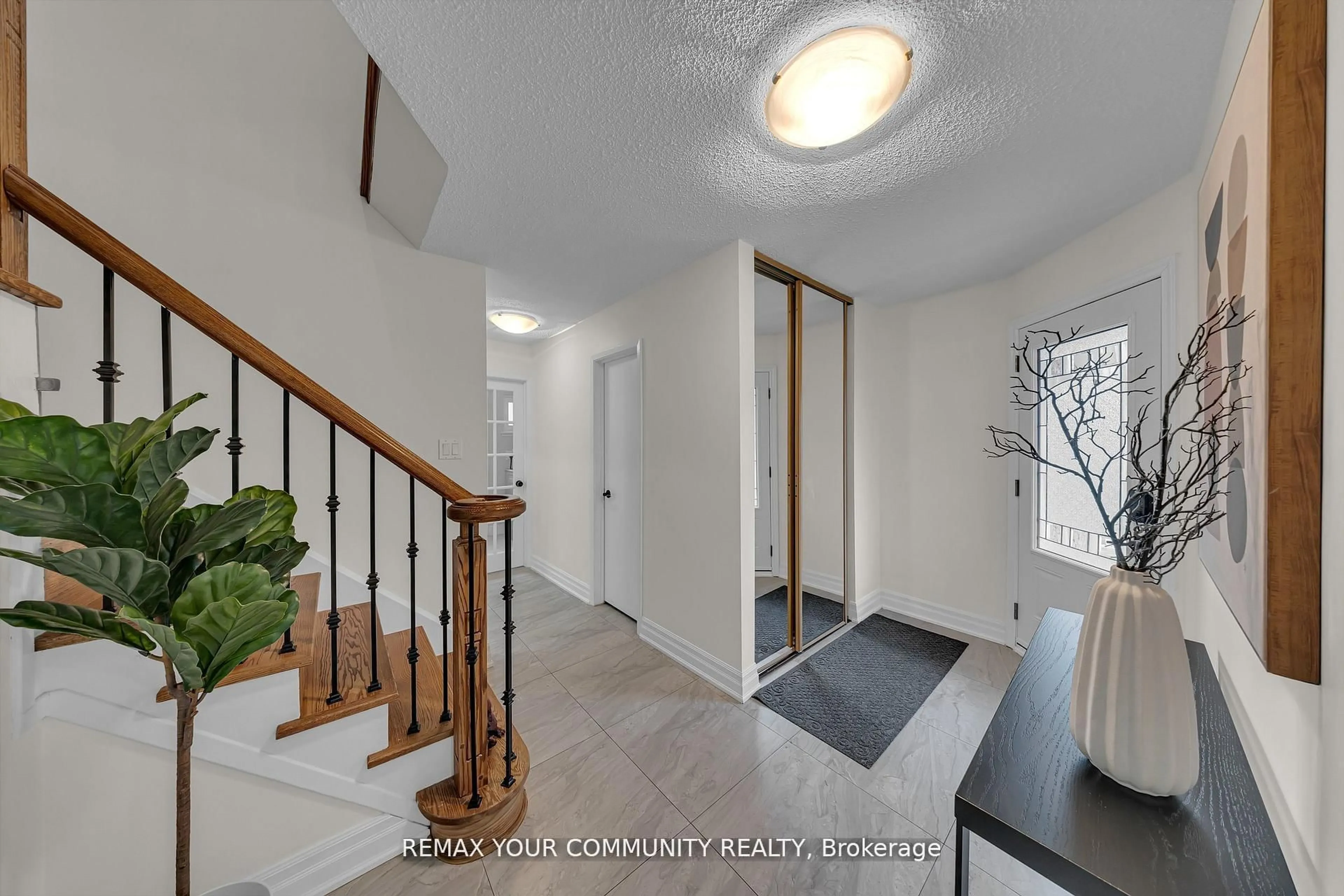 Indoor entryway for 22 Madelaine Cres, Brampton Ontario L6S 2Y9