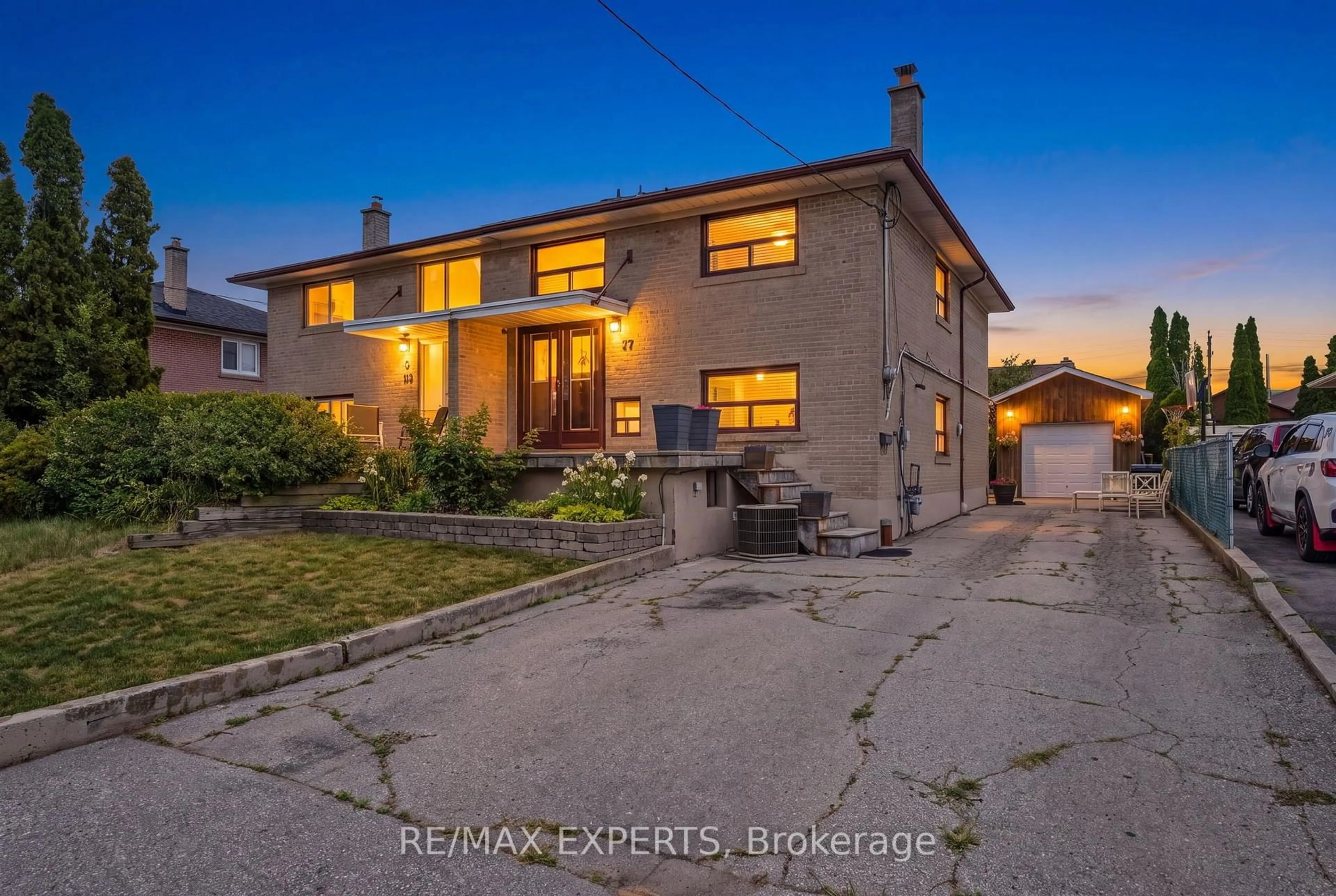 A pic from outside/outdoor area/front of a property/back of a property/a pic from drone, street for 37 Saint Lucie Dr, Toronto Ontario M9M 1S9